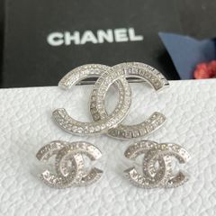 Bộ Trang Sức Cha.nnel Trắng - Cài Áo & Bông Tai Pha Lê (AL)