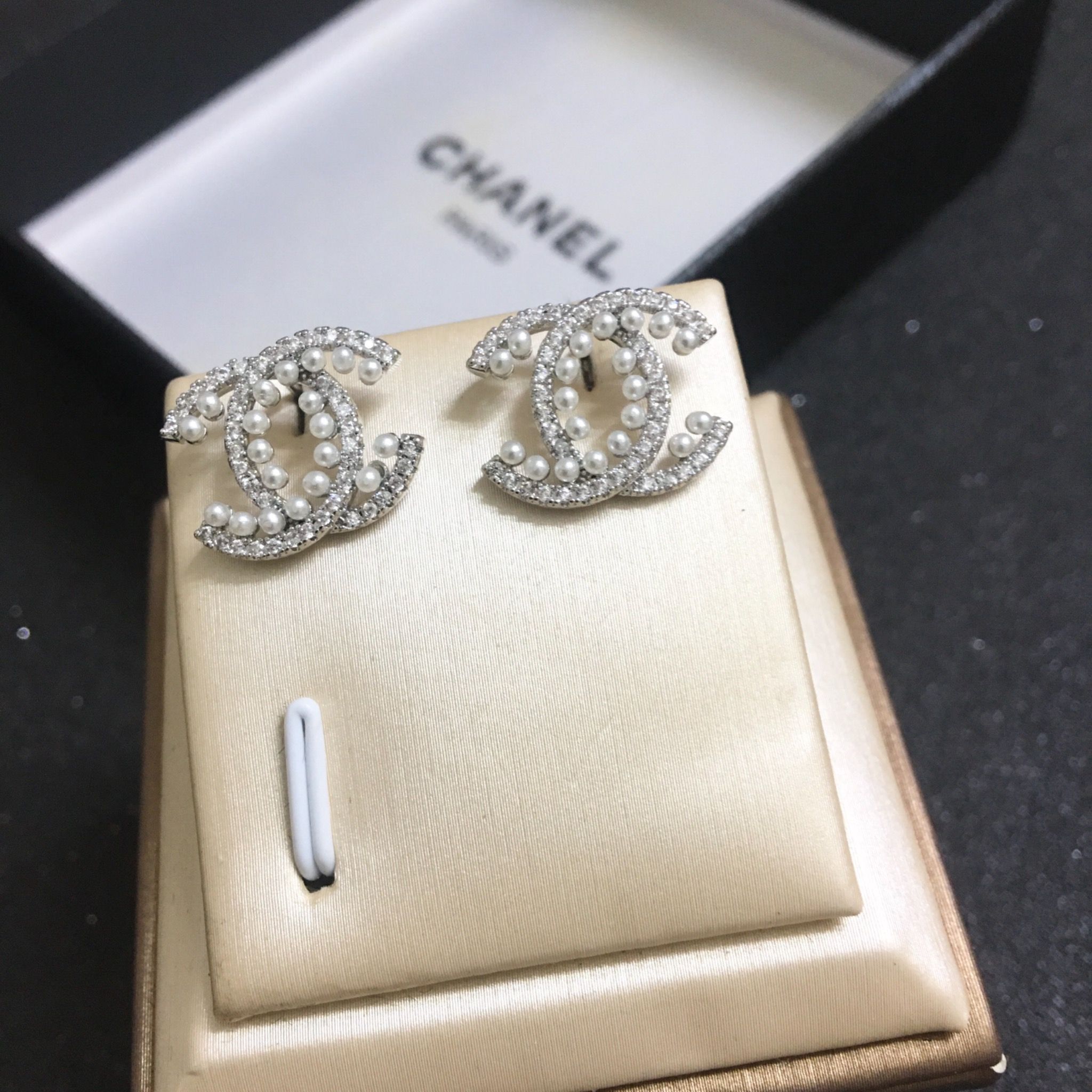 Bông Tai Chanel Màu Trắng Ngọc Trai & Pha Lê (AY)