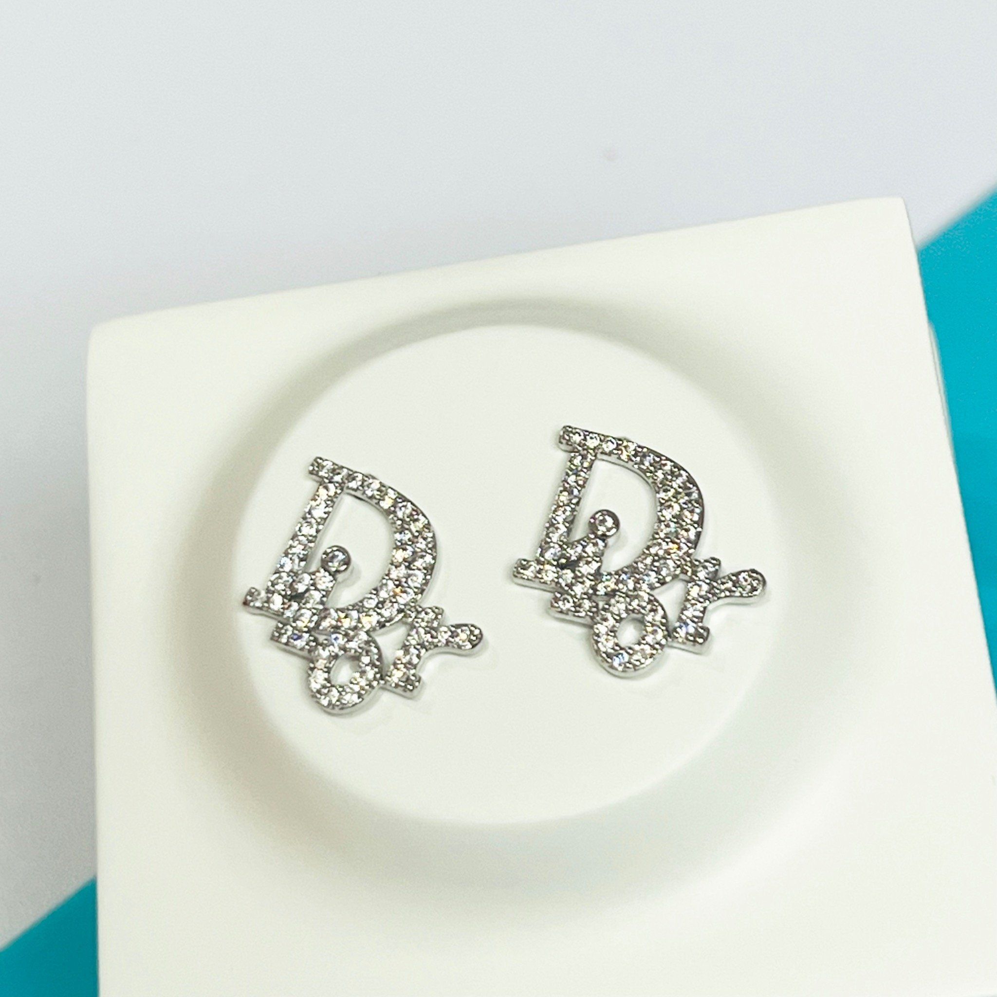 Bông Tai Dior Màu Trắng 1,5cm Pha Lê (AT)