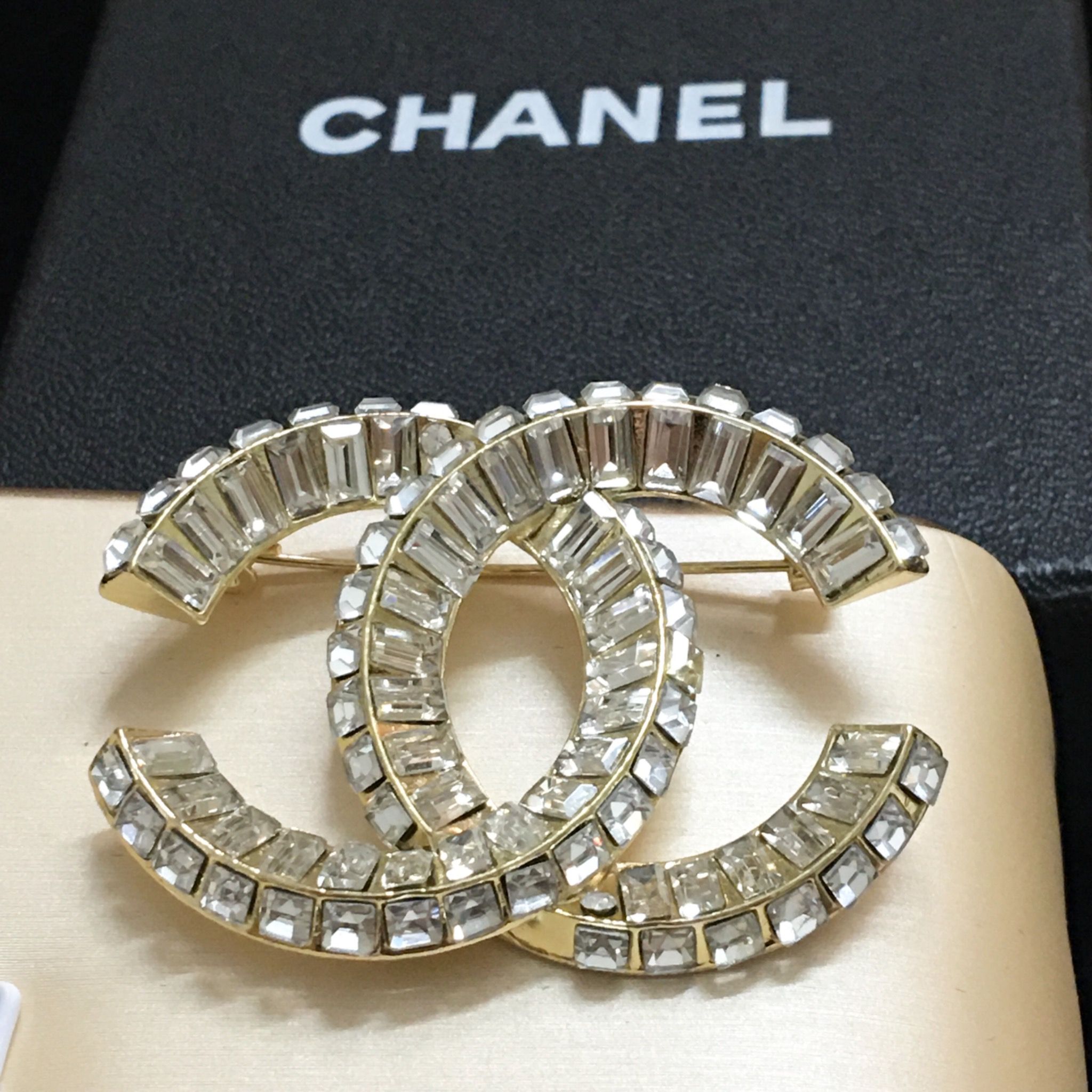 Cài Áo Nam, Nữ - Chanel Màu Vàng Bản To Pha Lê Trắng (BQ)