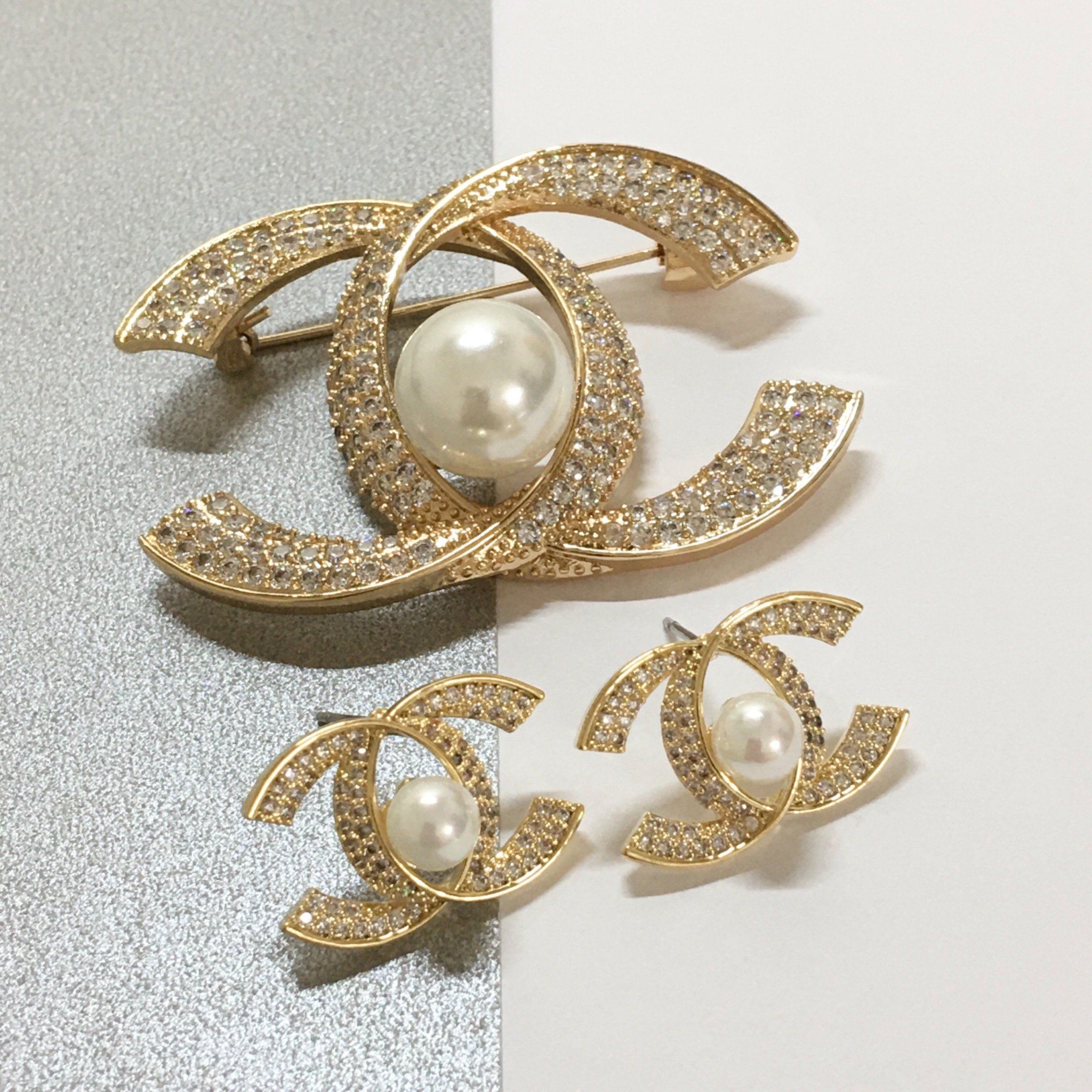 Bộ Trang Sức Chanel Vàng Hồng - Cài Áo & Bông Tai Ngọc Trai & Pha Lê Trắng (AE)