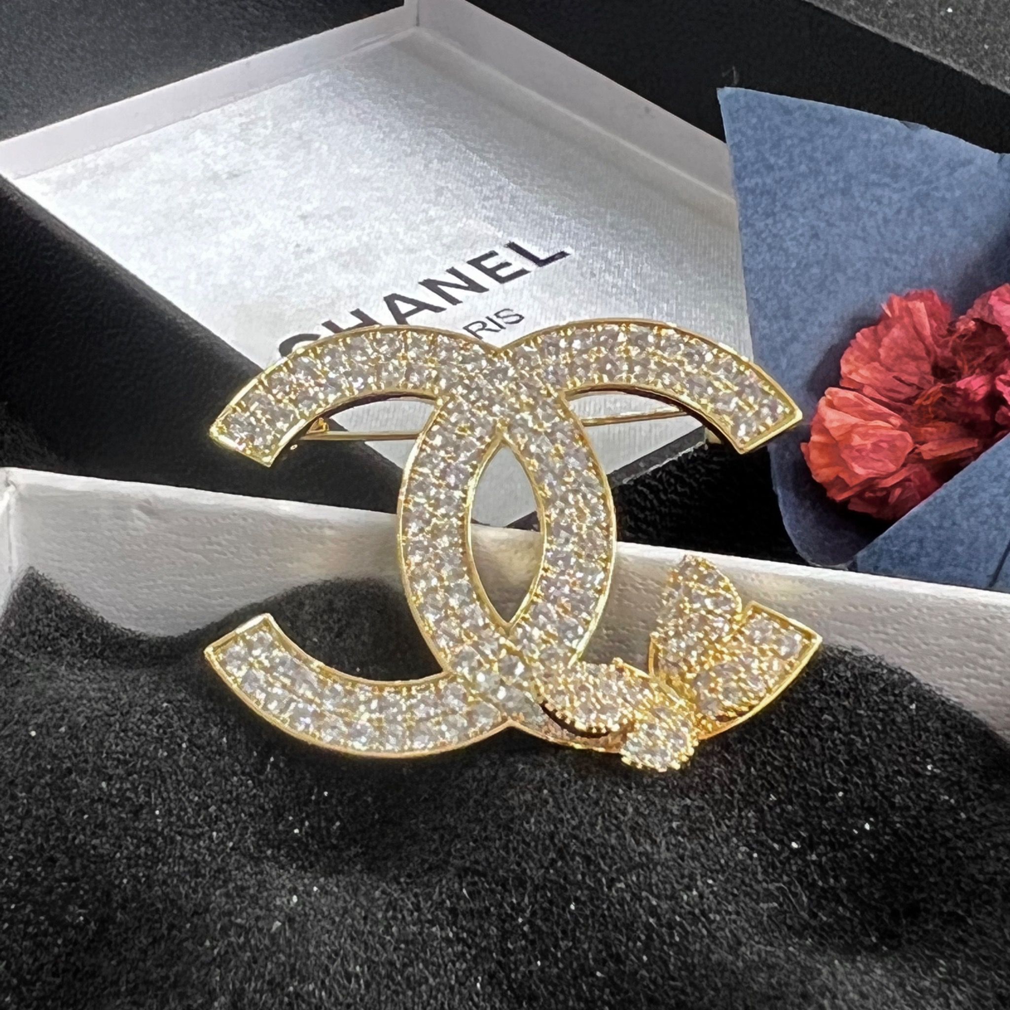 Cài Áo - Chanel & Con Bướm Màu Vàng Pha Lê Trắng (CR)
