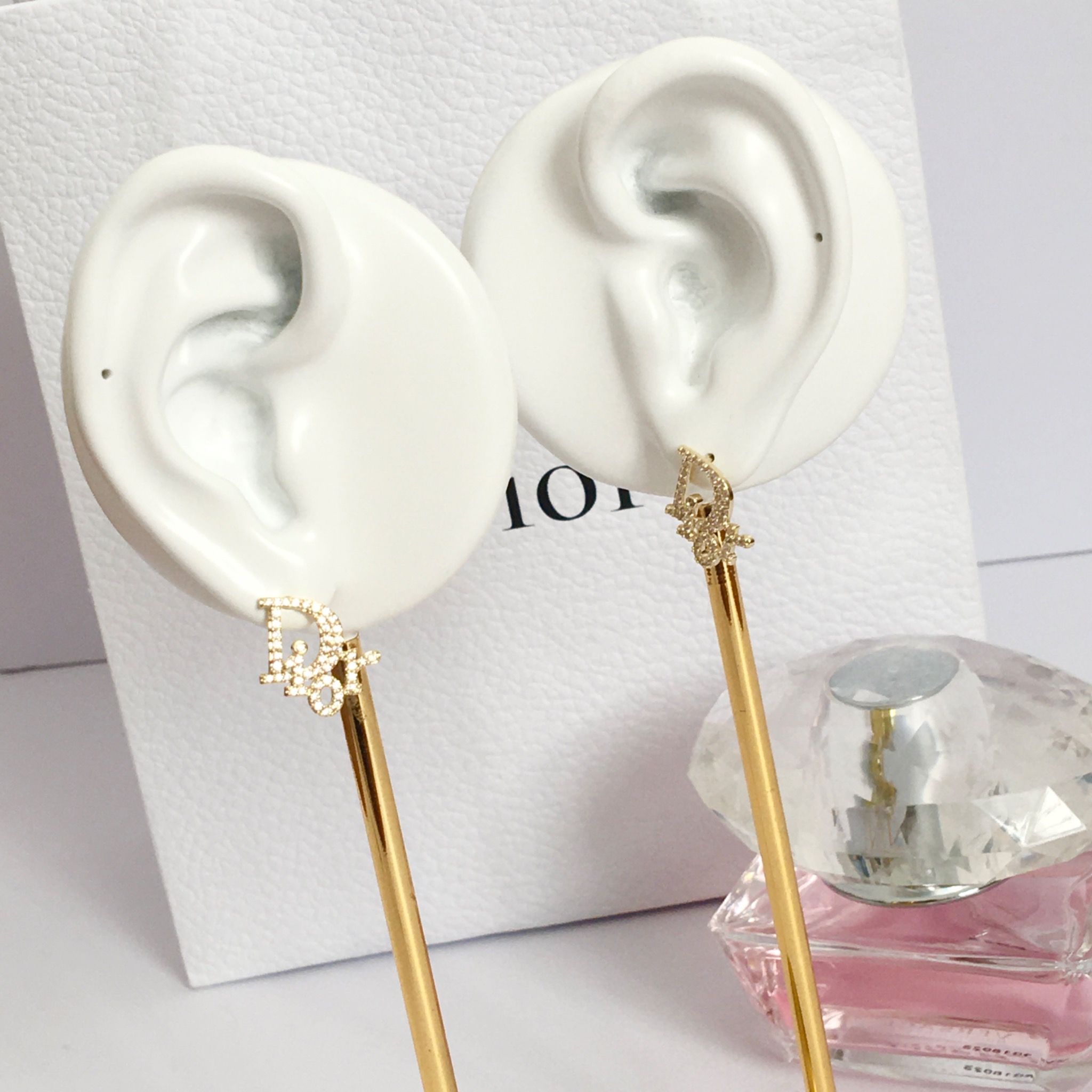 Bông Tai Dior Màu Vàng 1,2cm Pha Lê Trắng (AW)