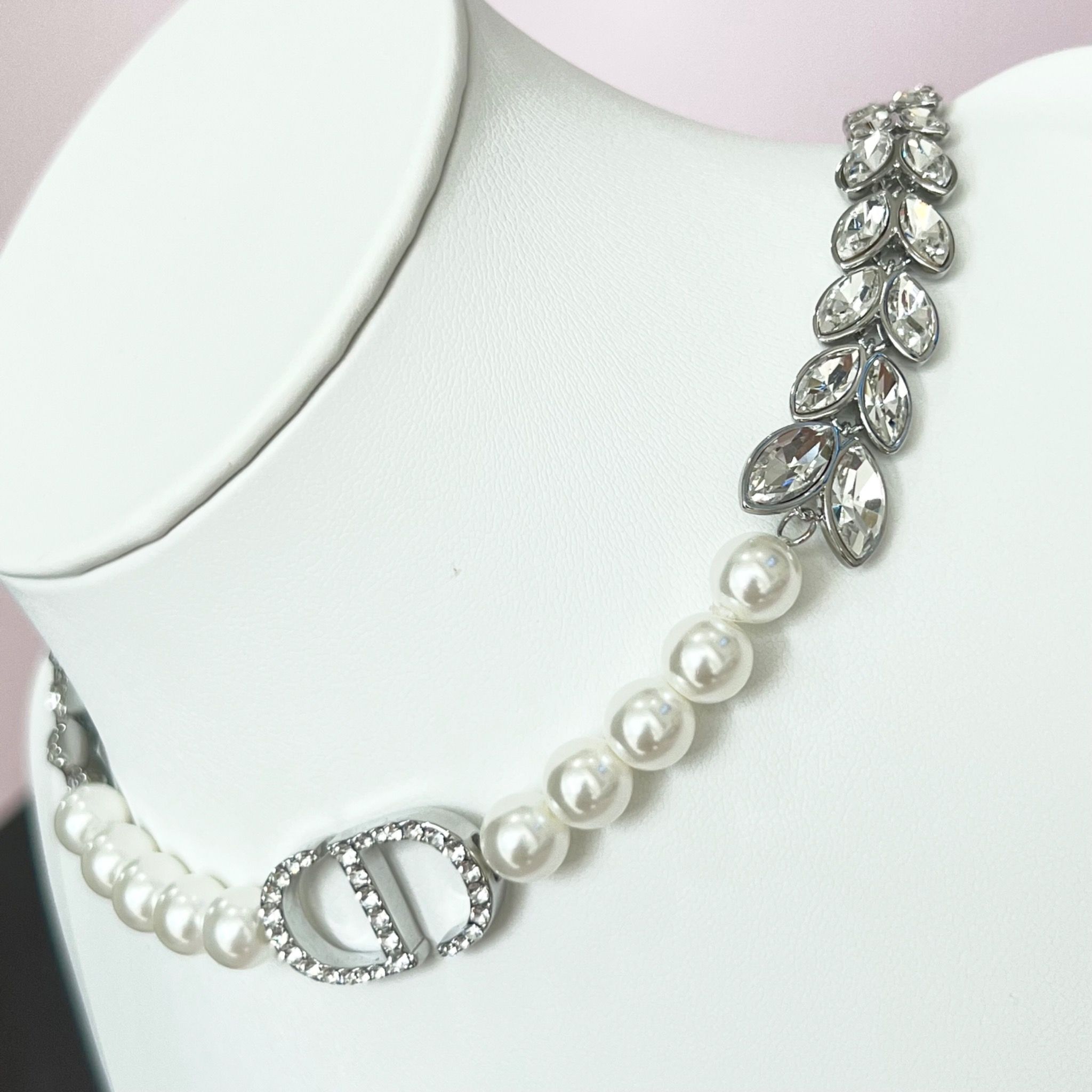 Bộ Trang Sức Dior Trắng - Vòng cổ Choker & Bông Tai Ngọc Trai, Pha Lê 2 Kiểu Đeo Quý Phái (AG)