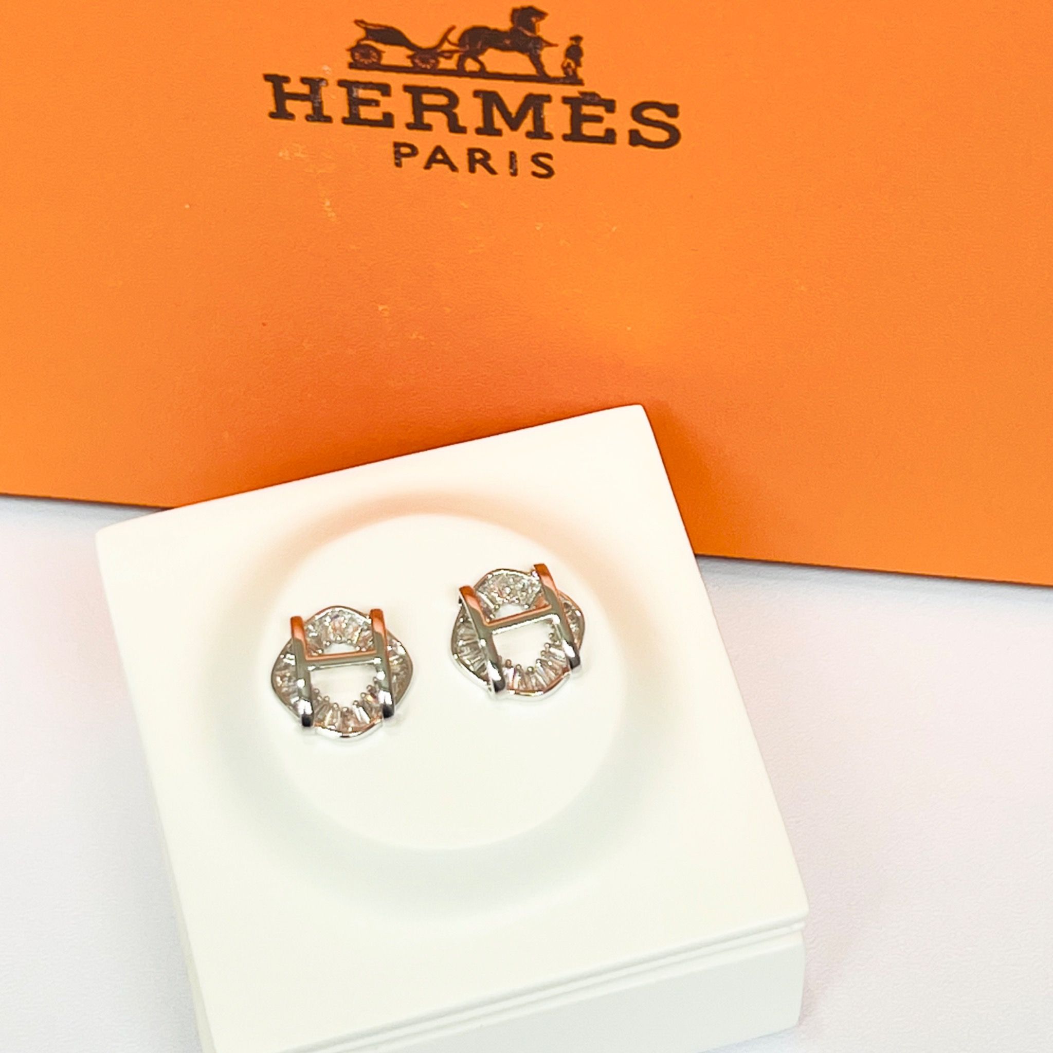Bông Tai Hermes Màu Trắng Pha Lê (AL)