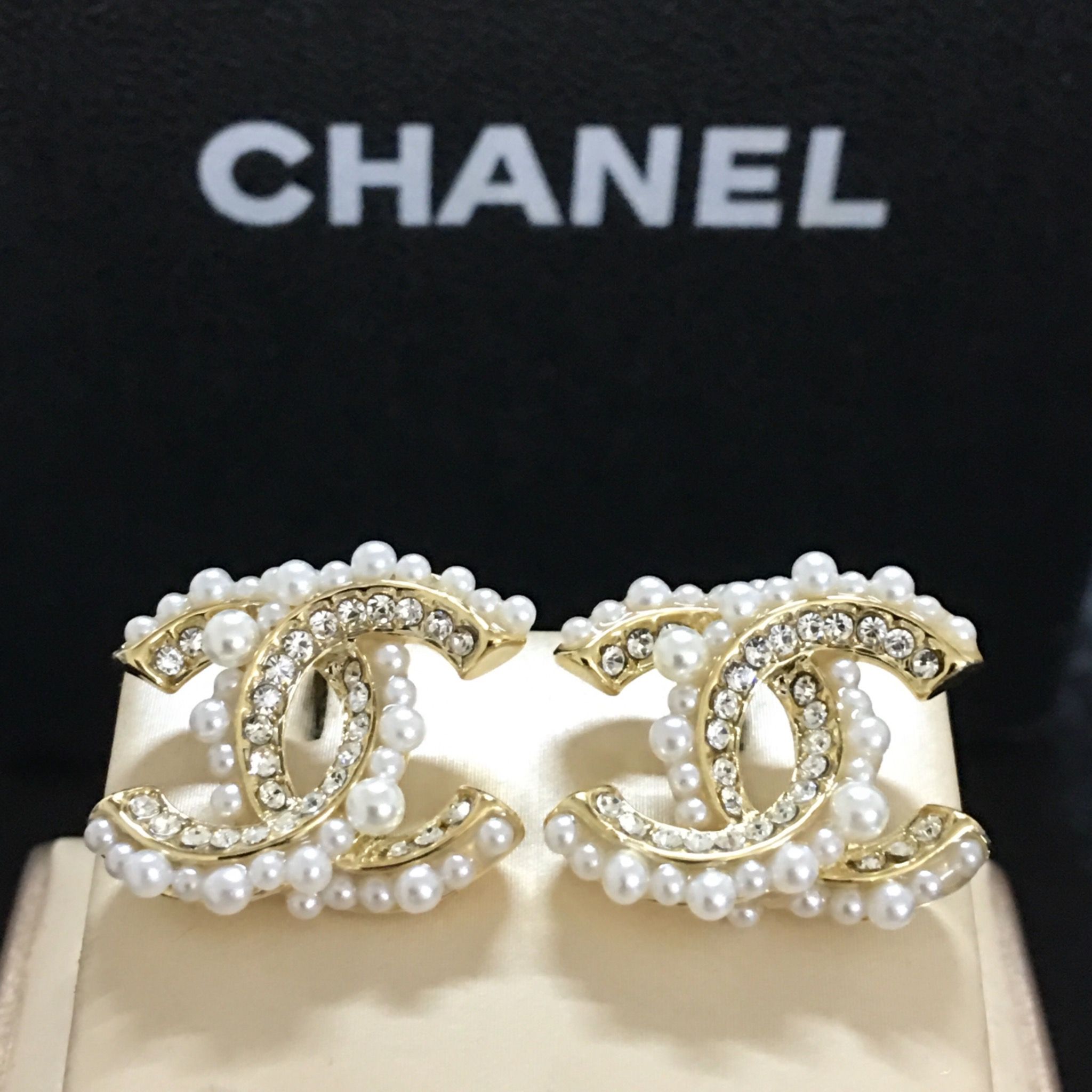 Bông Tai Chanel Bản To Màu Vàng Ngọc Trai & Pha Lê Trắng (BD)
