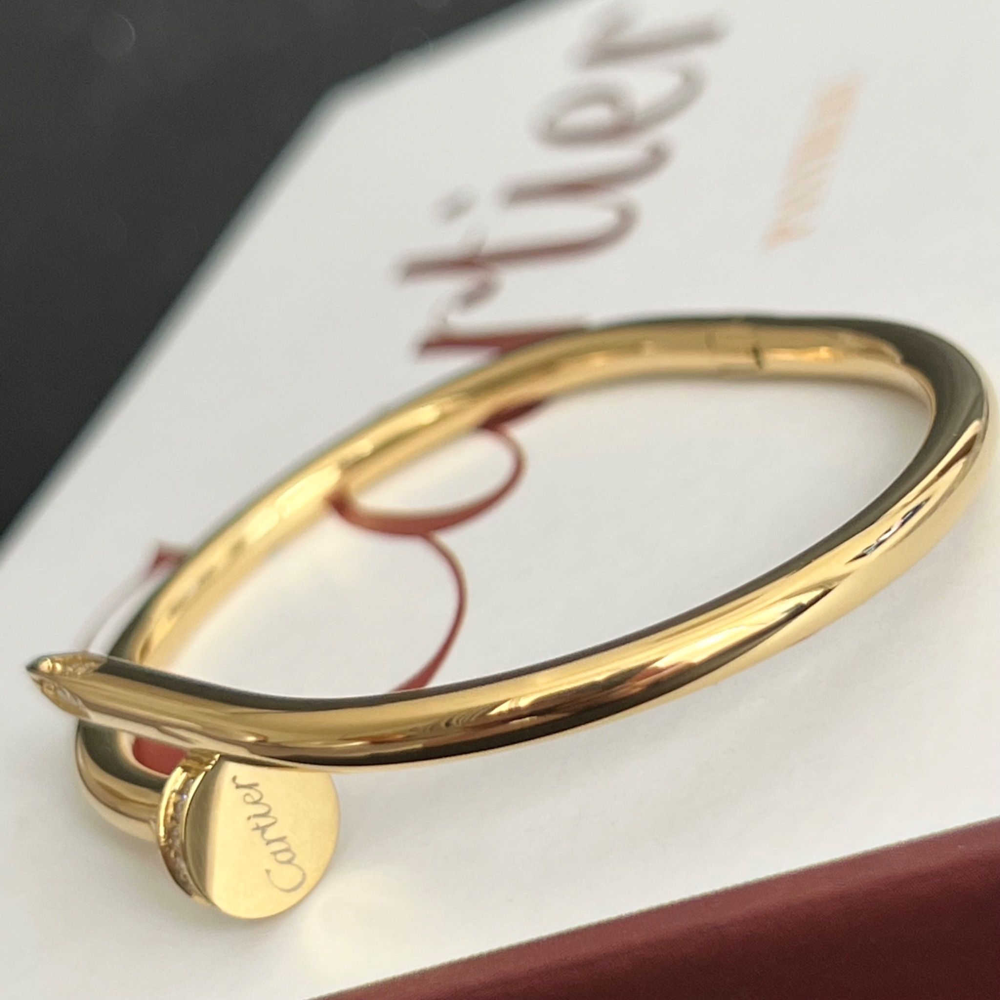 Vòng Tay Nam, Nữ TiTan Cao Cấp - Cartier Cây Đinh Màu Vàng Pha Lê Trắng (AI)