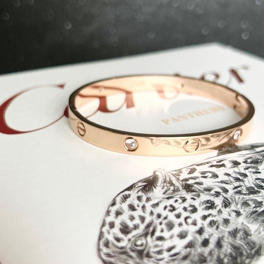 Vòng Tay Nam, Nữ TiTan Cao Cấp - Cartier Màu Vàng Hồng Pha Lê Trắng (AH)