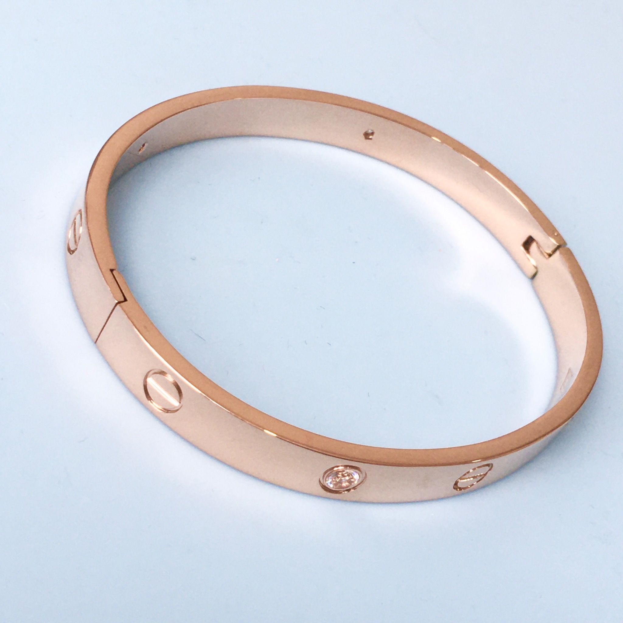 Vòng Tay Nam, Nữ TiTan Cao Cấp - Cartier Màu Vàng Hồng Pha Lê Trắng (AH)