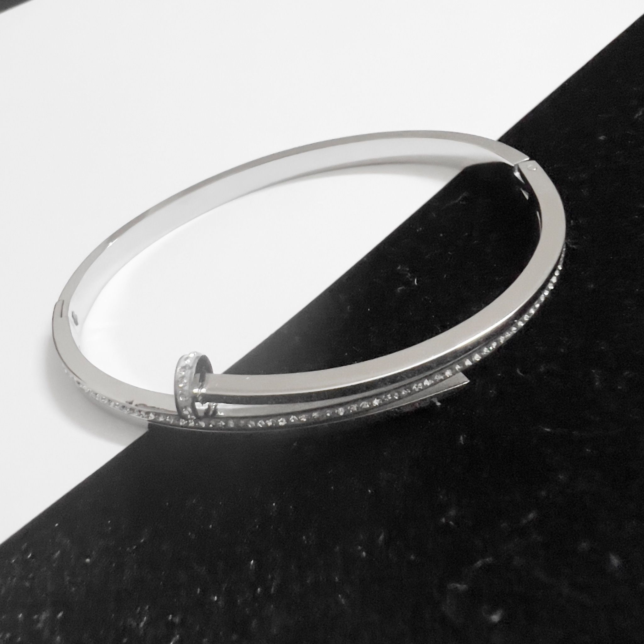 Vòng Tay TiTan Cao Cấp - Cây Đinh Cartier Pha Lê Trắng (AE)