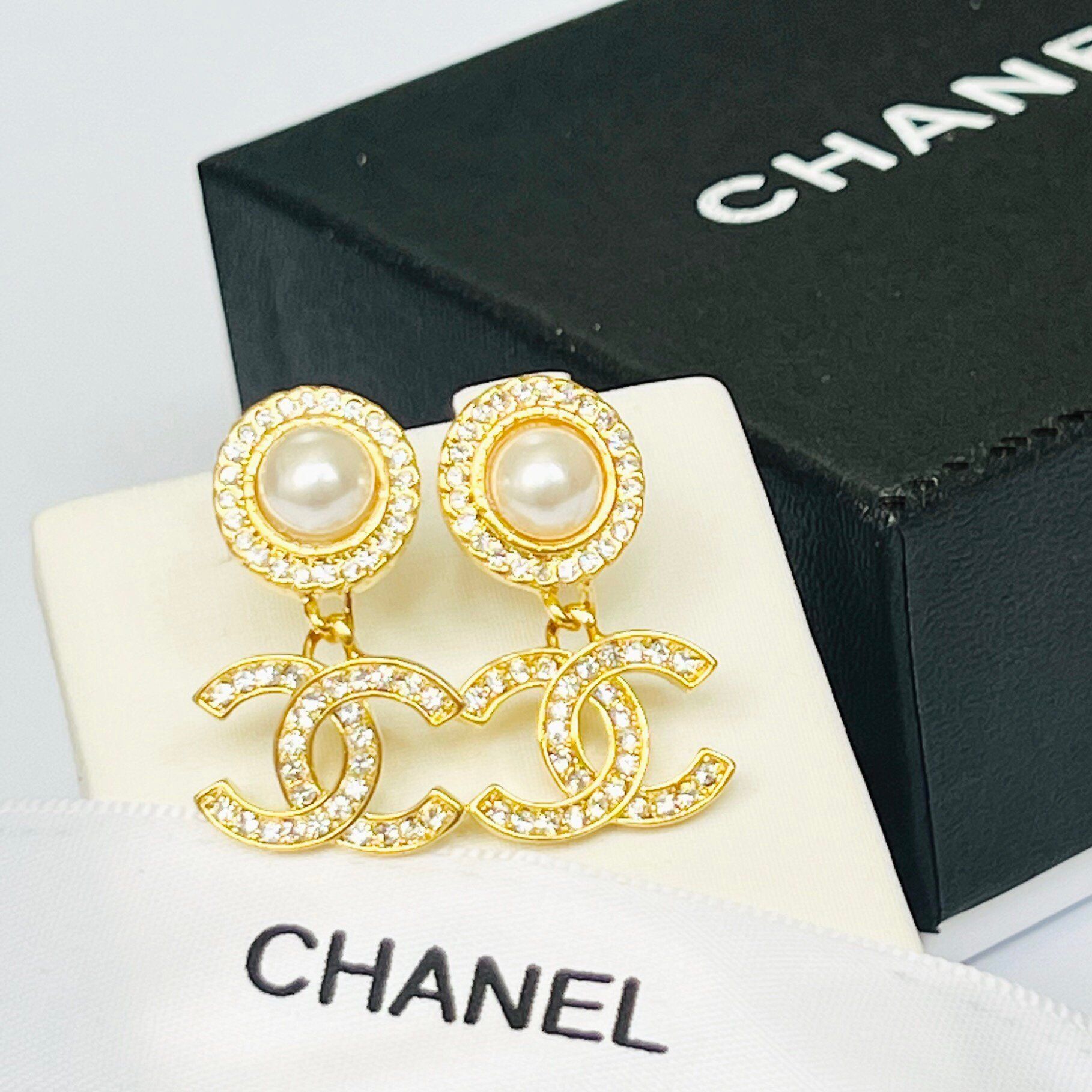 Bông Tai Chanel Bản To Màu Vàng Ngọc Trai & Pha Lê Trắng (CH)