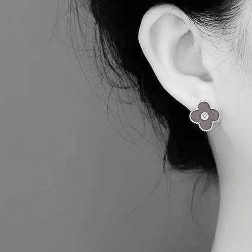 Bông Tai Cỏ 4 Lá May Mắn Màu Đen Bản To 1,4cm Pha Lê (AA)
