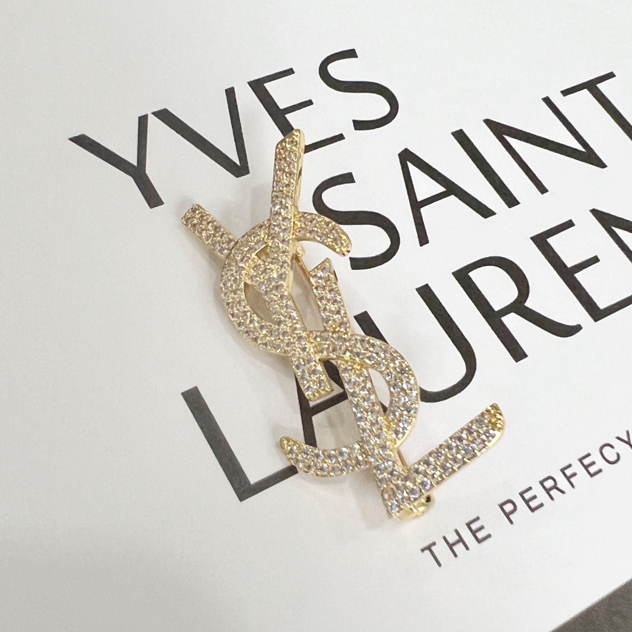 Cài Áo Nam, Nữ - YSL Màu Vàng Pha Lê Trắng (AK)
