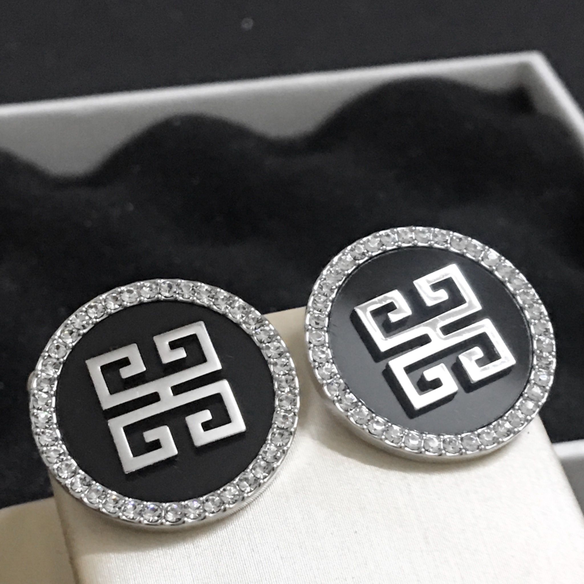 BÔNG TAI GIVENCHY BẢN TO CÁ TÍNH PHA LÊ (AA)