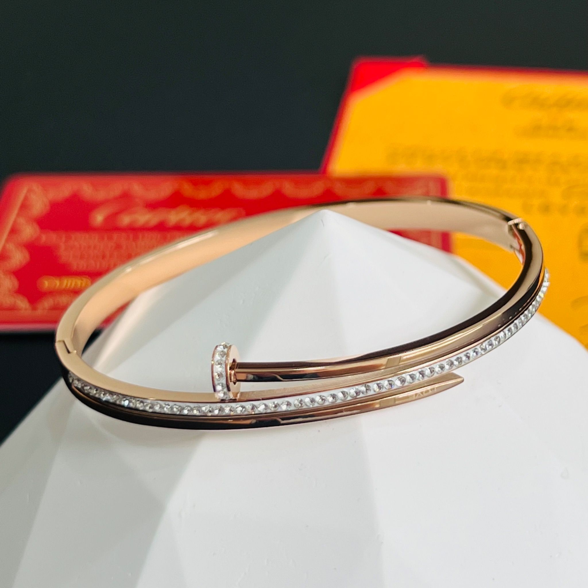 Vòng Tay TiTan Cao Cấp - Cây Đinh Cartier Màu Vàng Hồng Pha Lê (AJ)