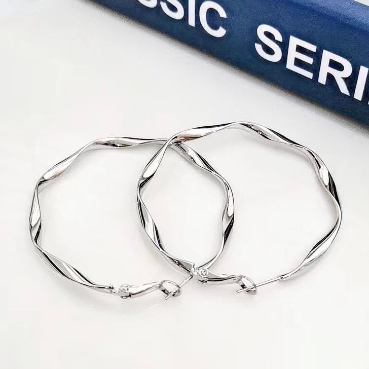 Bông Tai Khoen Tròn Xoắn Màu Trắng 4,5cm (BI)