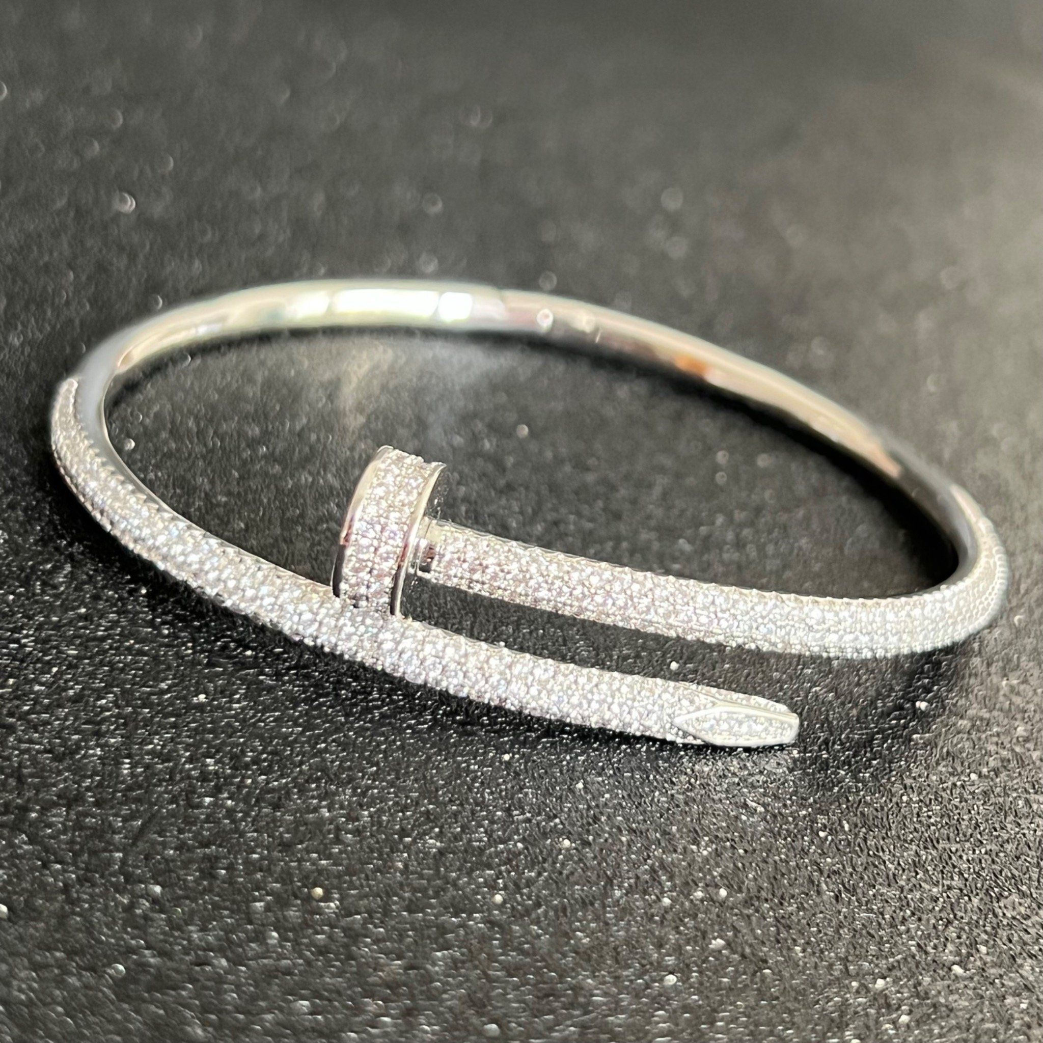 Vòng Tay Nam, Nữ TiTan Cao Cấp - Cartier Cây Đinh Màu Trắng Pha Lê (AC)