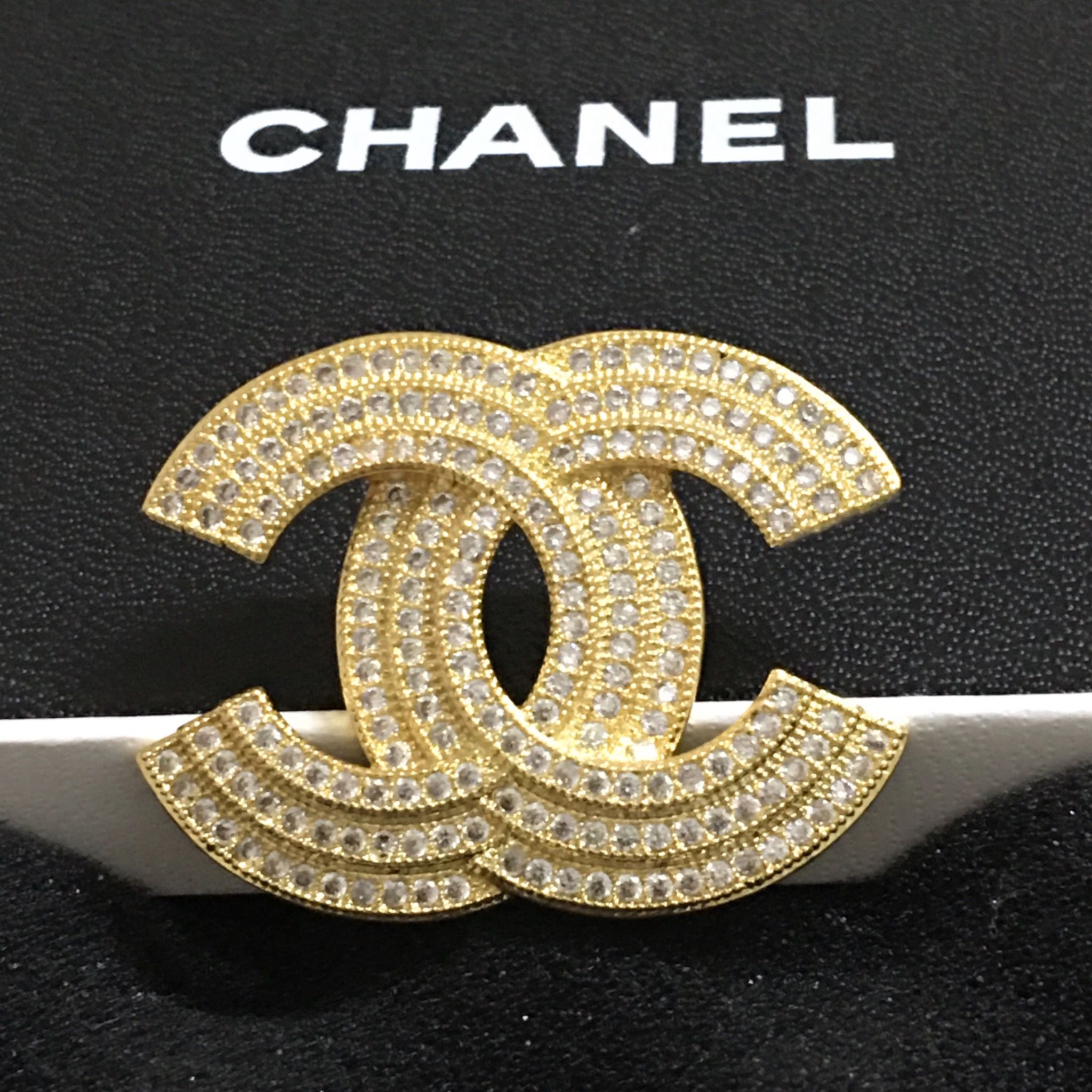 Cài Áo Nam, Nữ - Chanel Màu Vàng Pha Lê Trắng (BN)