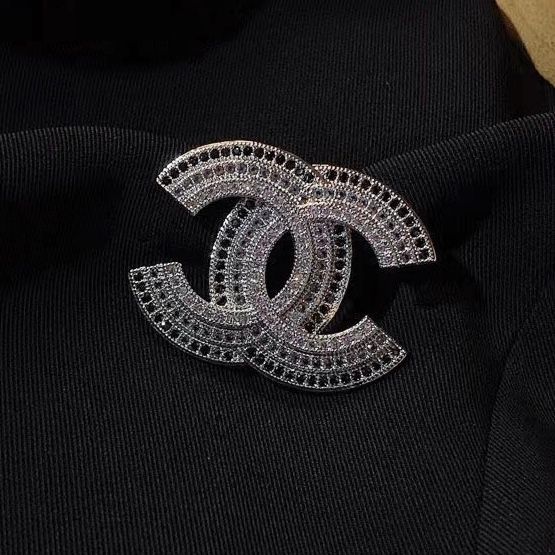 Cài Áo & Mặt Dây Chuyền - Chanel Pha Lê Đen & Trắng (CB)