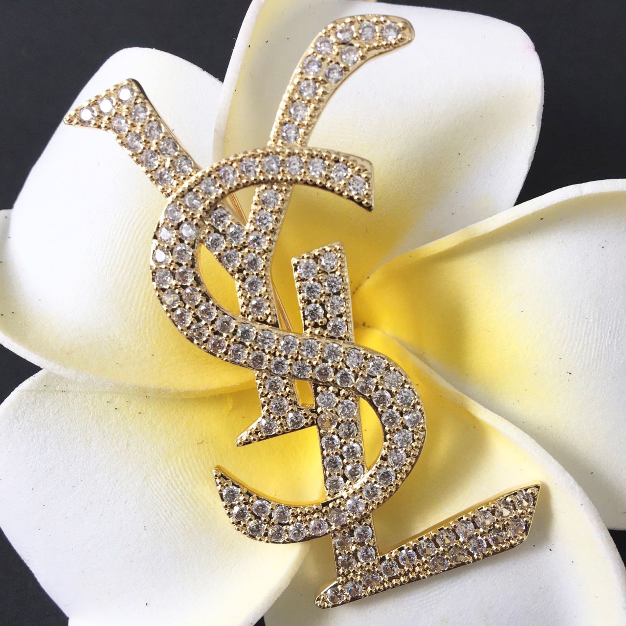 Cài Áo Nam, Nữ - YSL Màu Vàng Pha Lê Trắng (AI)