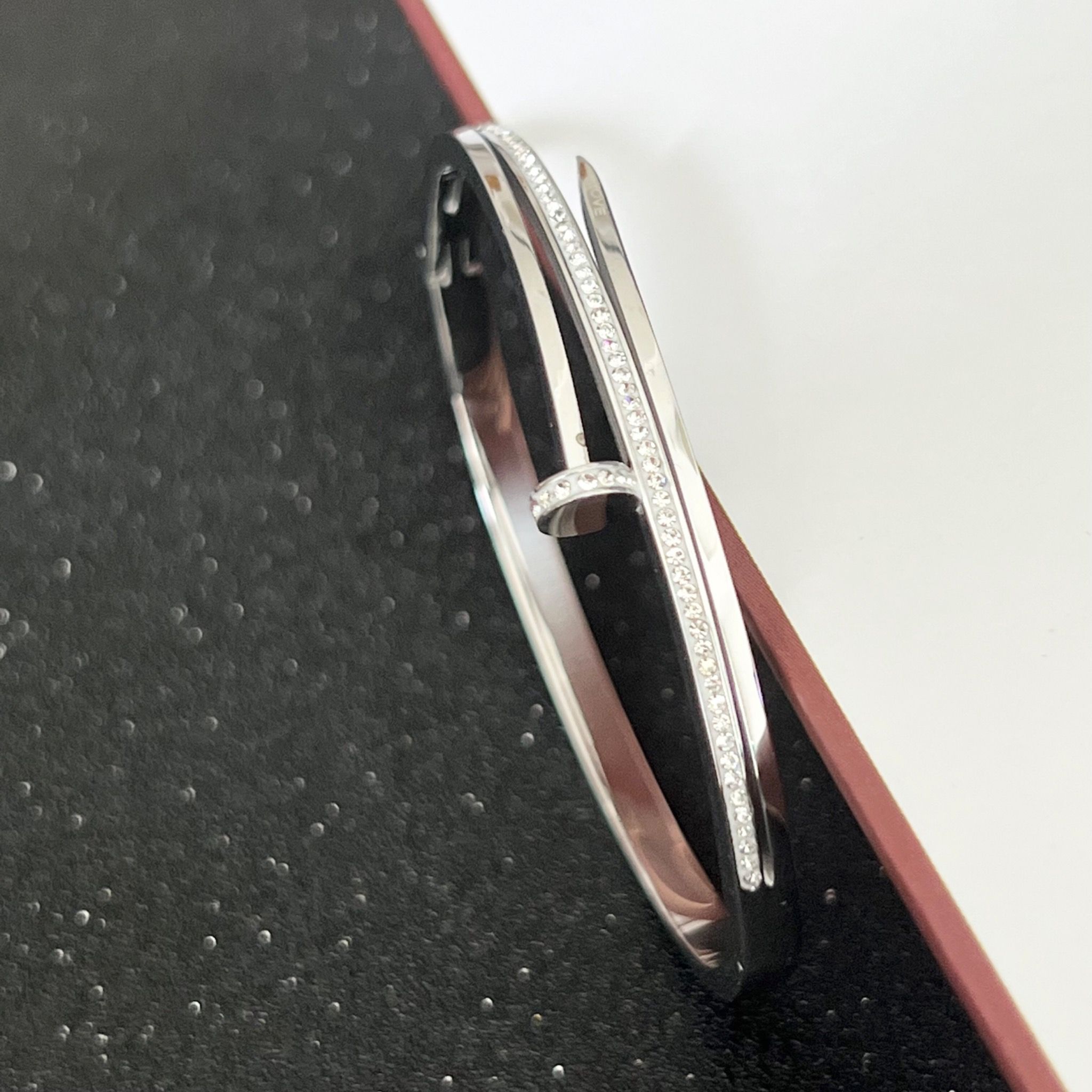 Vòng Tay TiTan Cao Cấp - Cây Đinh Cartier Pha Lê Trắng (AE)