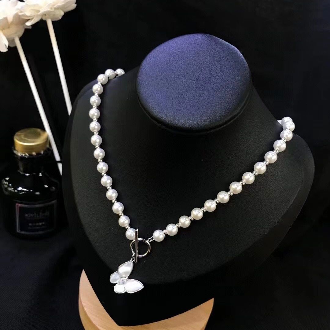 Dây Chuyền Ngắn - Choker Con Bướm Vàng Vỏ Trai Thiên Nhiên & Pha Lê, Ngọc Trai Trắng Tinh Tế