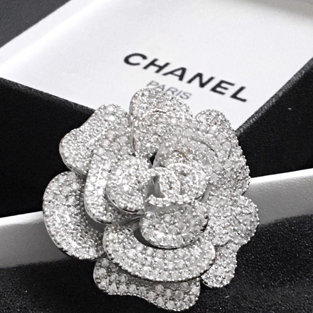 Bộ Trang Sức Hoa Trà Chanel Trắng - Cài Áo & Bông Tai Pha Lê (AJ)