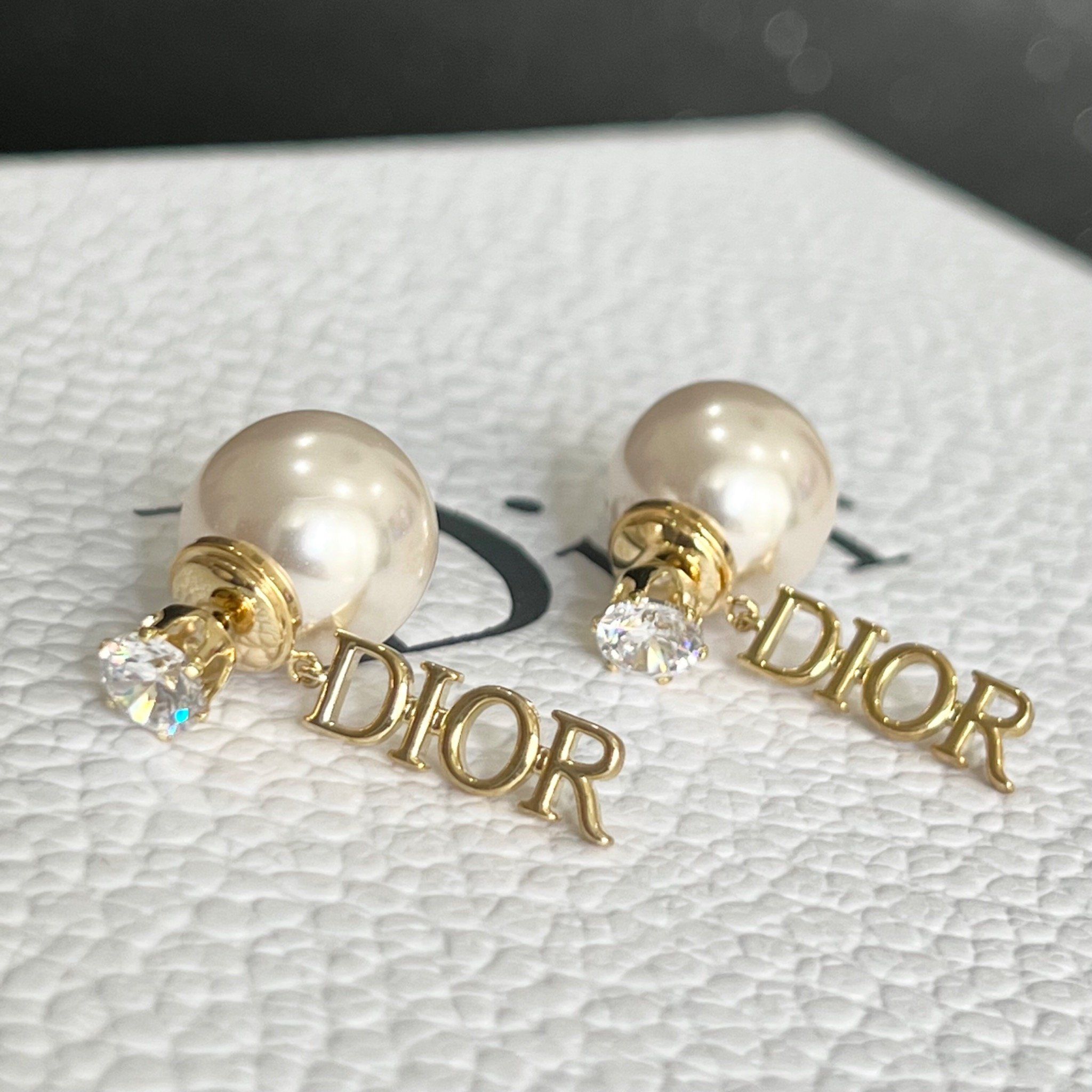 Bông Tai Dior Màu Vàng Ngọc Trai & Pha Lê Trắng (AV) - Có 3 Kiểu Đeo