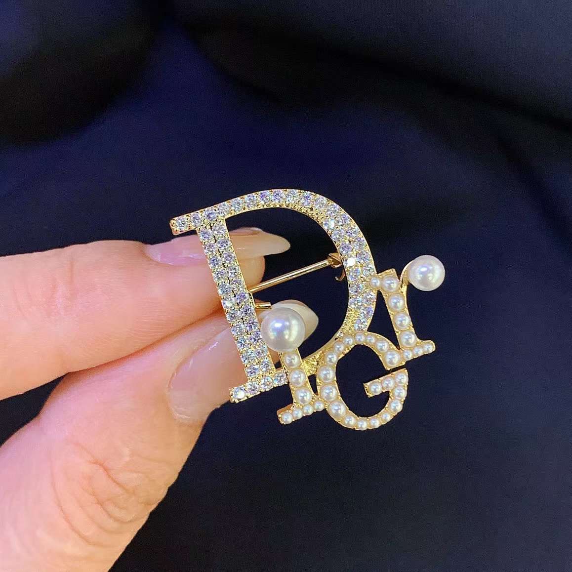 Cài Áo Nam, Nữ - Dior Màu Vàng Ngọc Trai & Pha Lê Trắng (AI)