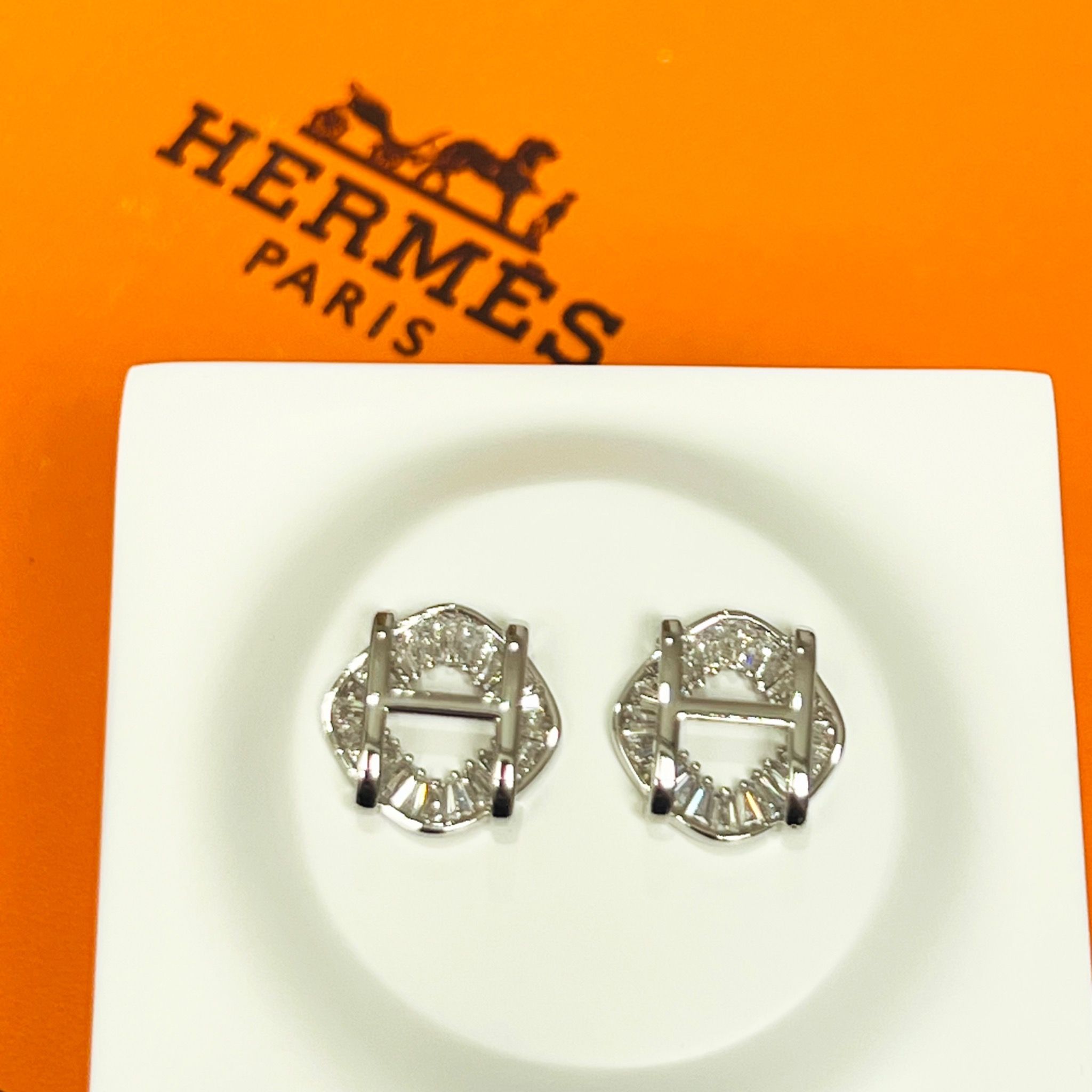 Bông Tai Hermes Màu Trắng Pha Lê (AL)