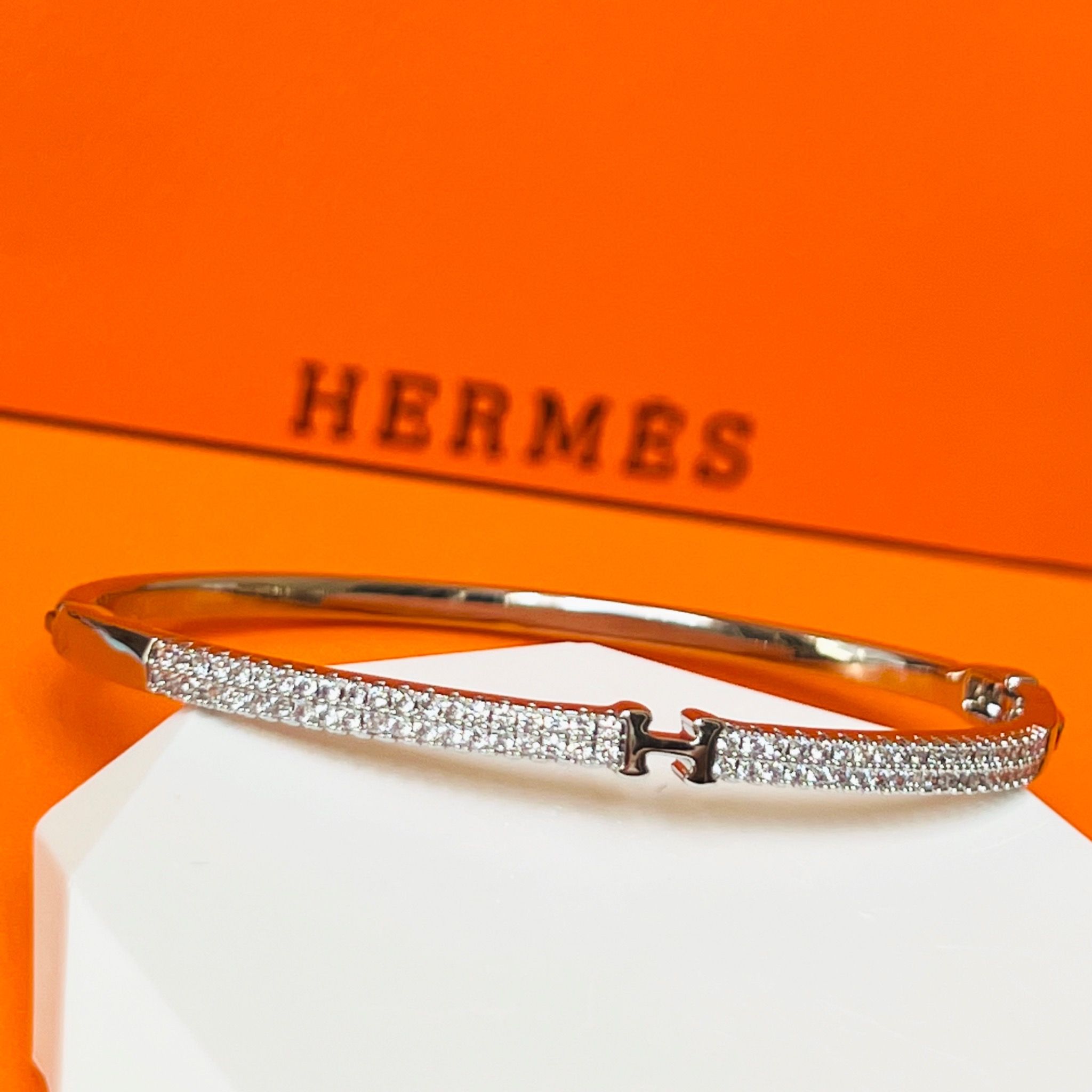 Bộ Trang Sức Hermes Trắng - Vòng Tay, Nhẫn & Bông Tai Pha Lê (AA)