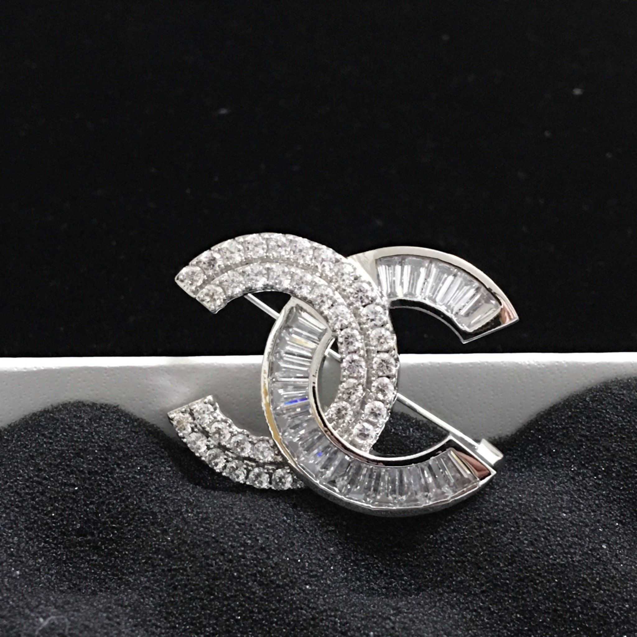 Bộ Trang Sức Chanel Trắng - Cài Áo & Bông Tai Pha Lê (AH)