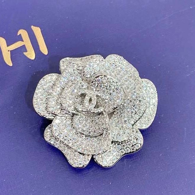 Cài Áo - Hoa Trà Cha.nnel Pha Lê Trắng (BF)