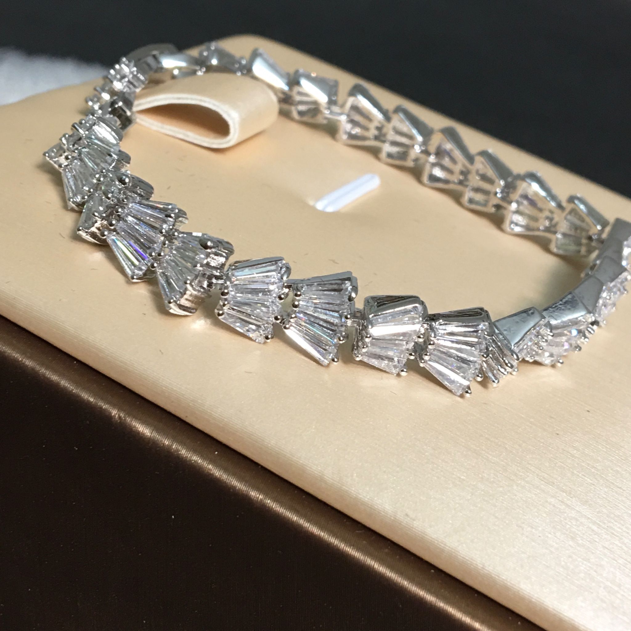 LẮC TAY CÁNH QUẠT PHA LÊ (AB)