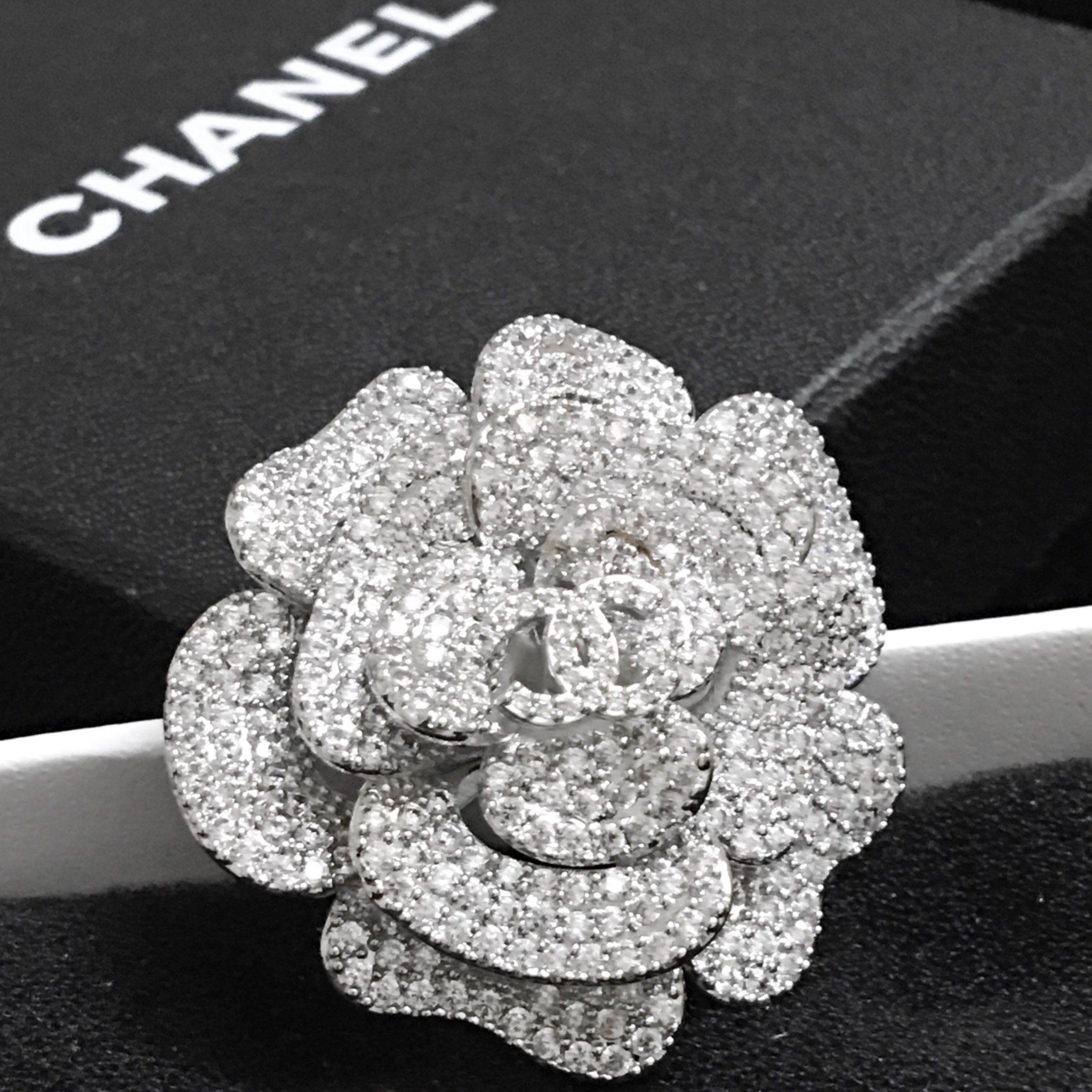Bộ Trang Sức Hoa Trà Chanel Trắng - Cài Áo & Bông Tai Pha Lê (AJ)
