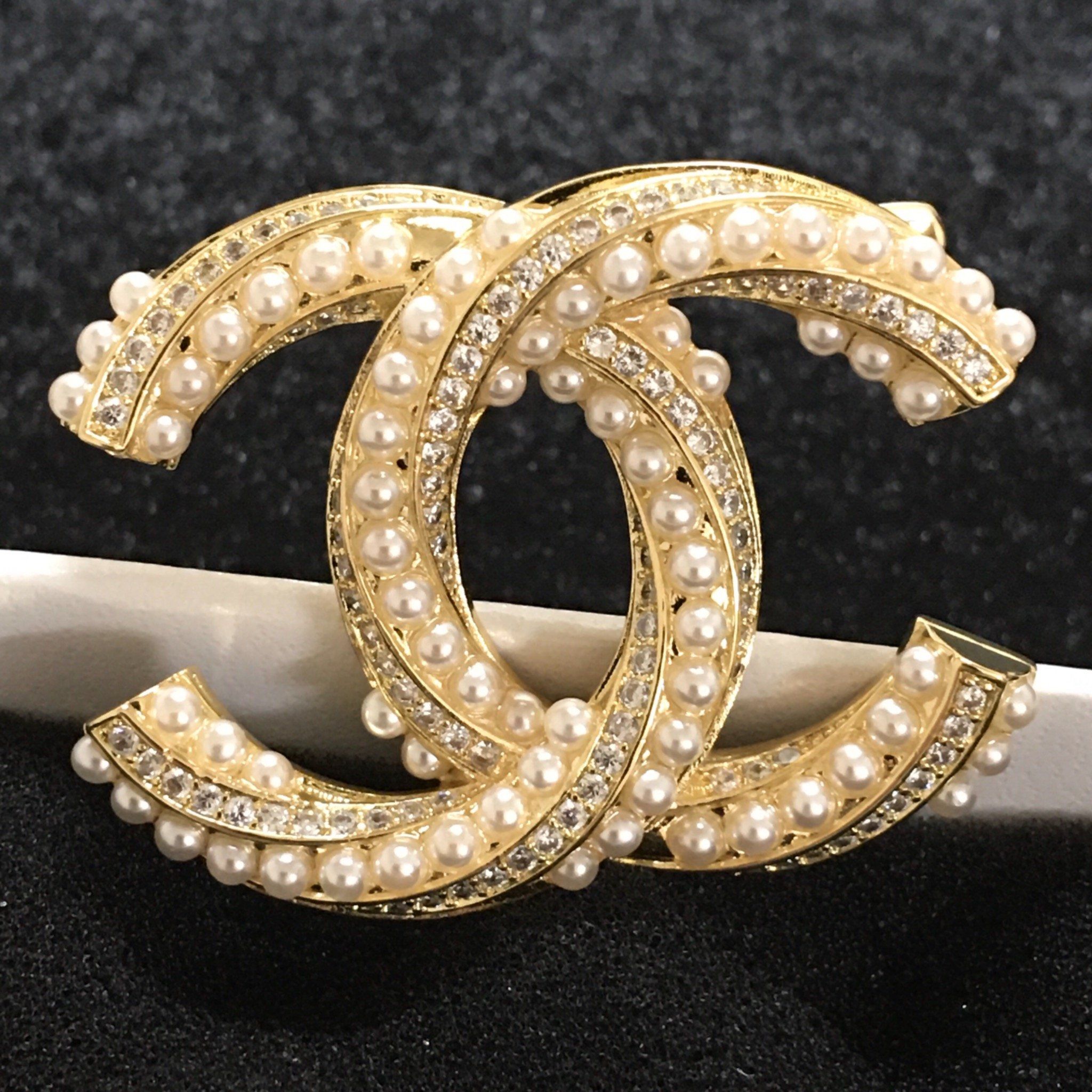 Cài Áo - Chanel Màu Vàng Ngọc Trai & Pha Lê Trắng (AZ)