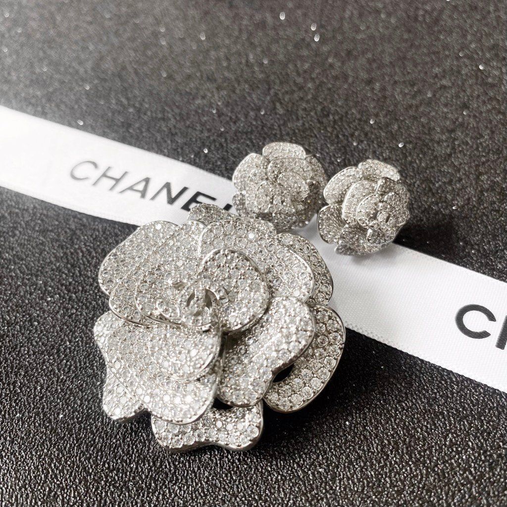 Bộ Trang Sức Hoa Trà Chanel Trắng - Cài Áo & Bông Tai Pha Lê (AJ)