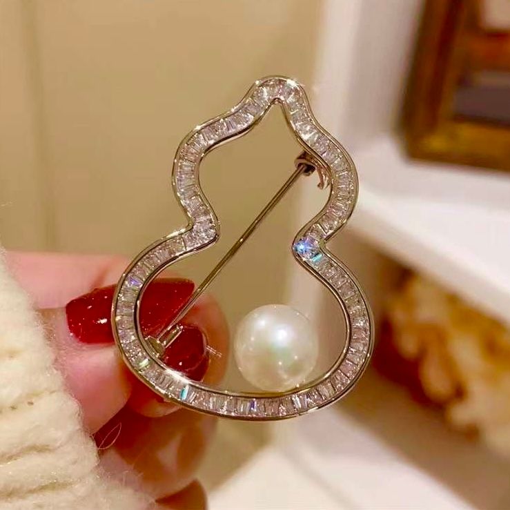 Cài Áo Nam, Nữ - Hồ Lô Vàng Pha Lê Trắng