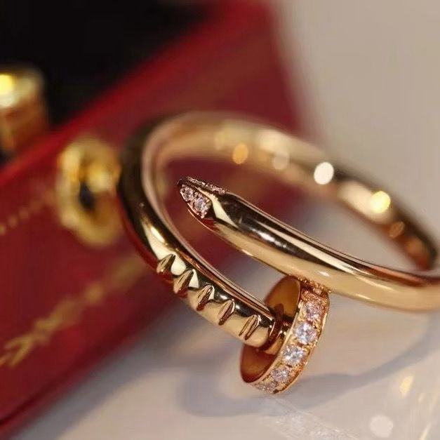 Nhẫn Titan Cao Cấp - Cây Đinh Cartier Màu Vàng Hồng Pha Lê (AA)