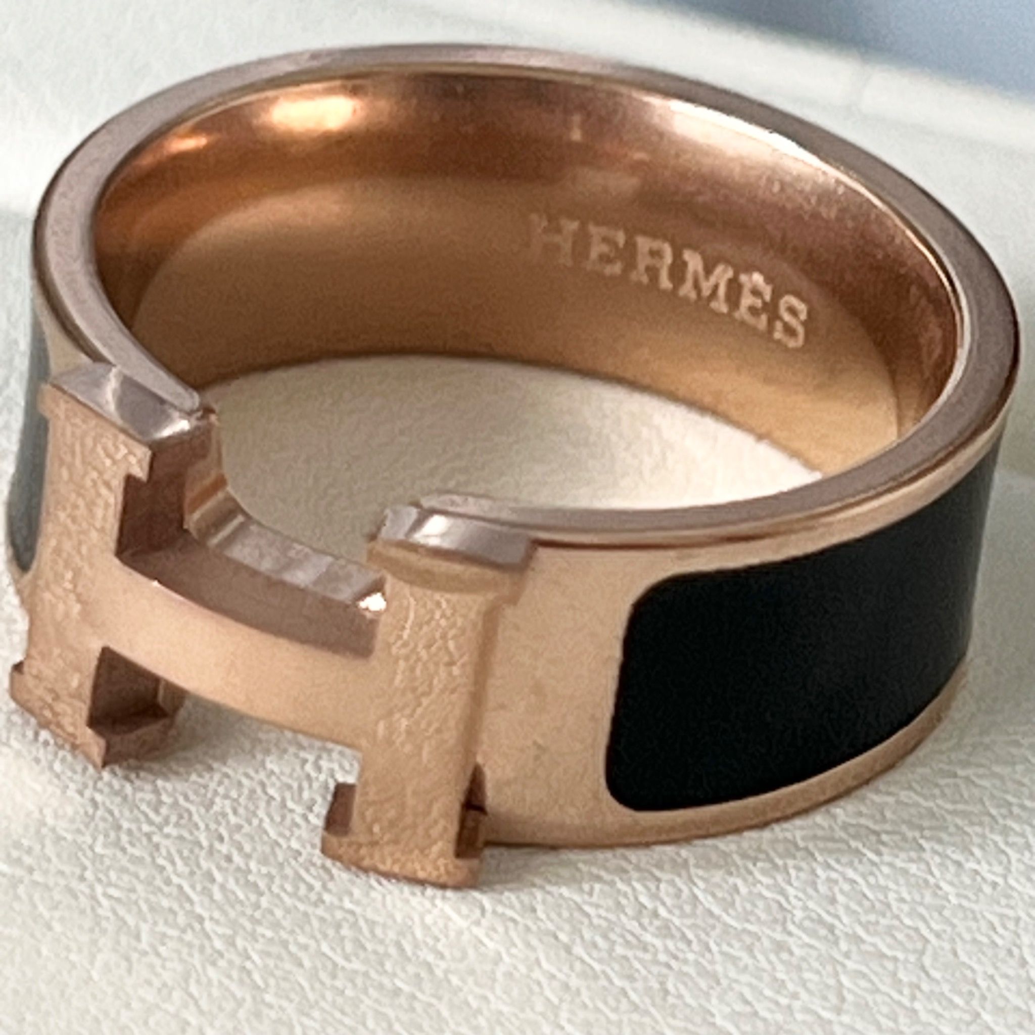 Nhẫn Titan Cao Cấp - Nhẫn Hermes Màu Đen Bản To Cá Tính