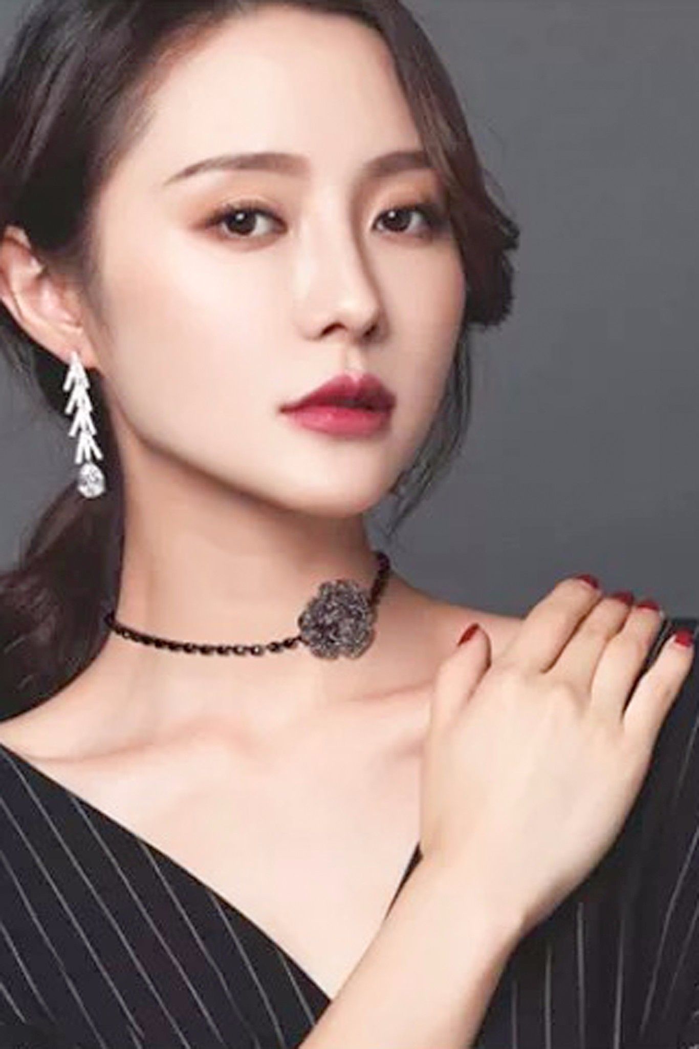 DÂY CHUYỀN NGẮN - CHOKER HOA HÔNG PHA LÊ ĐEN (AC)
