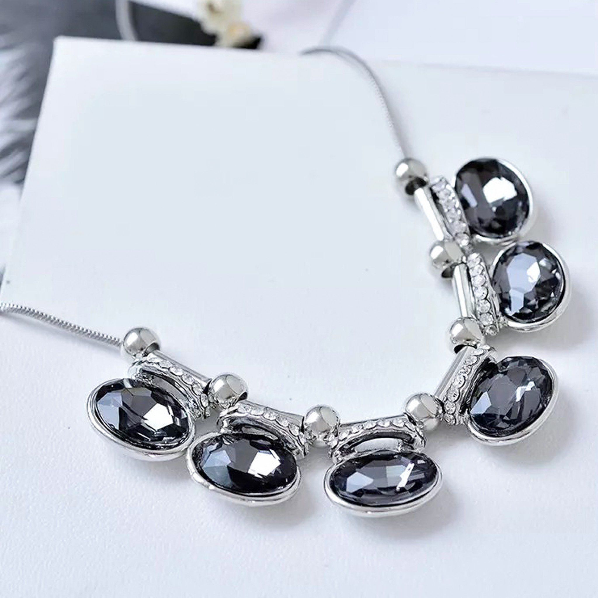 DÂY CHUYỀN NGẮN - 6 VIÊN PHA LÊ ĐEN SANG TRỌNG