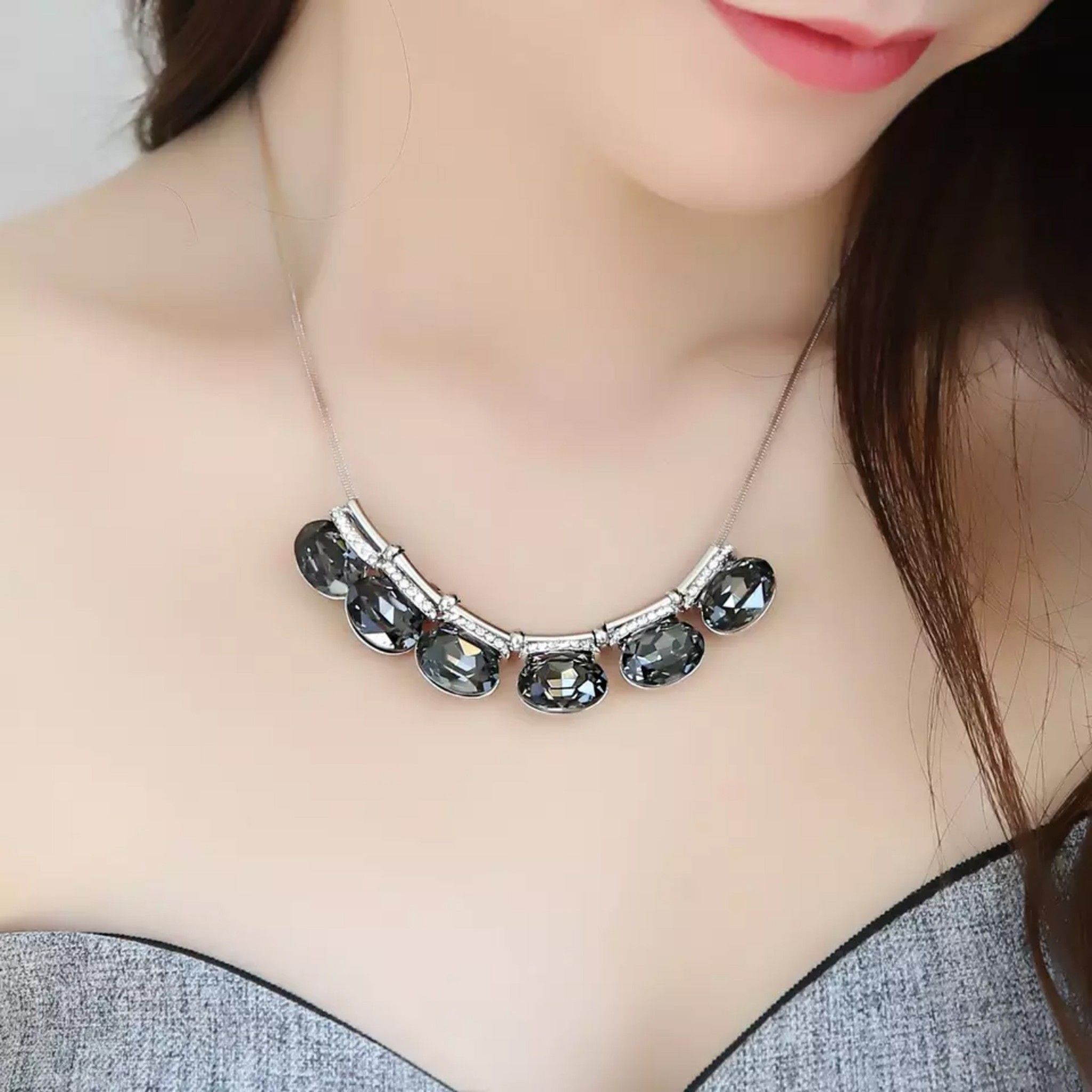 DÂY CHUYỀN NGẮN - 6 VIÊN PHA LÊ ĐEN SANG TRỌNG