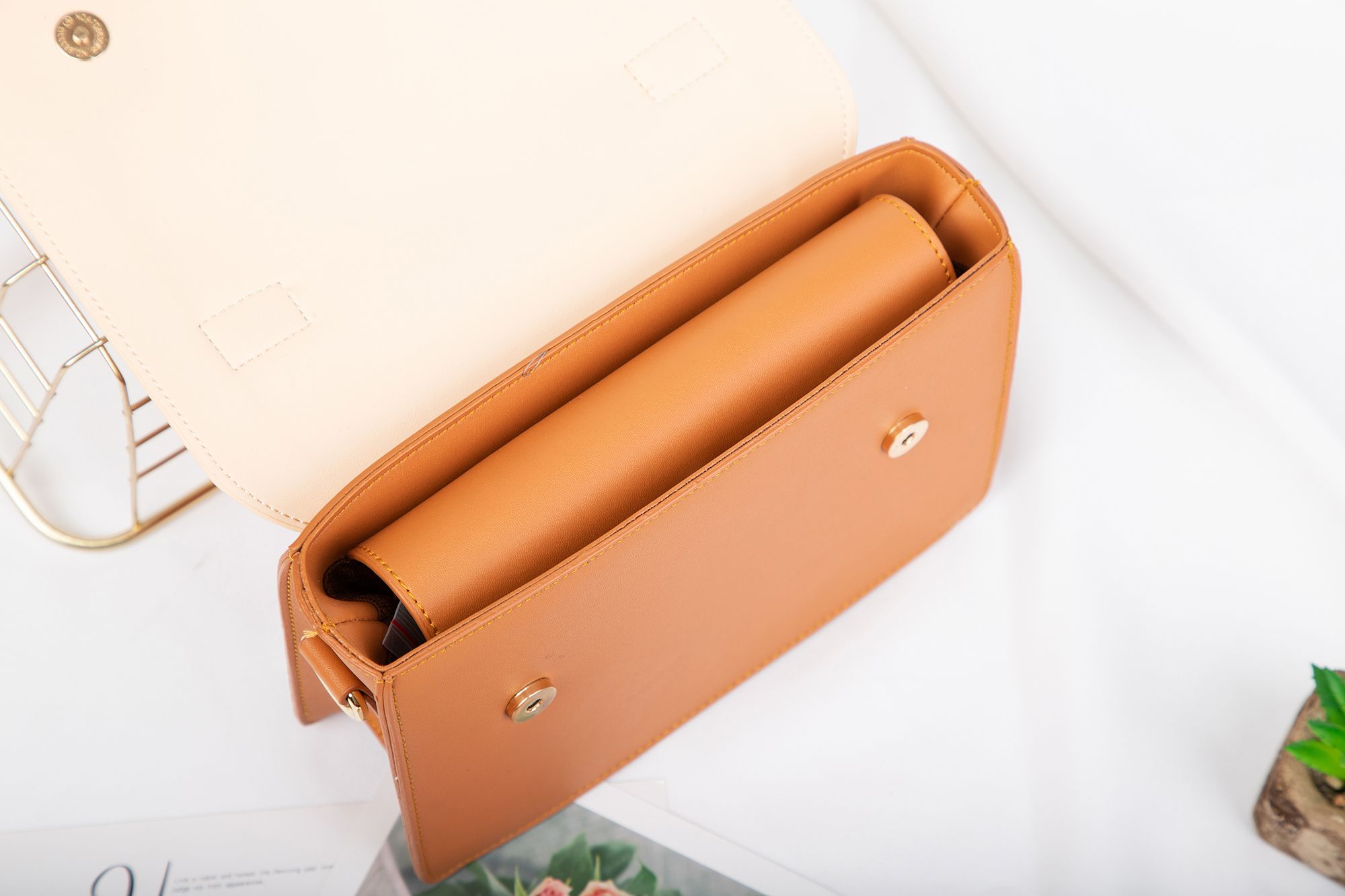 Túi đeo chéo nữ Lata HN80D