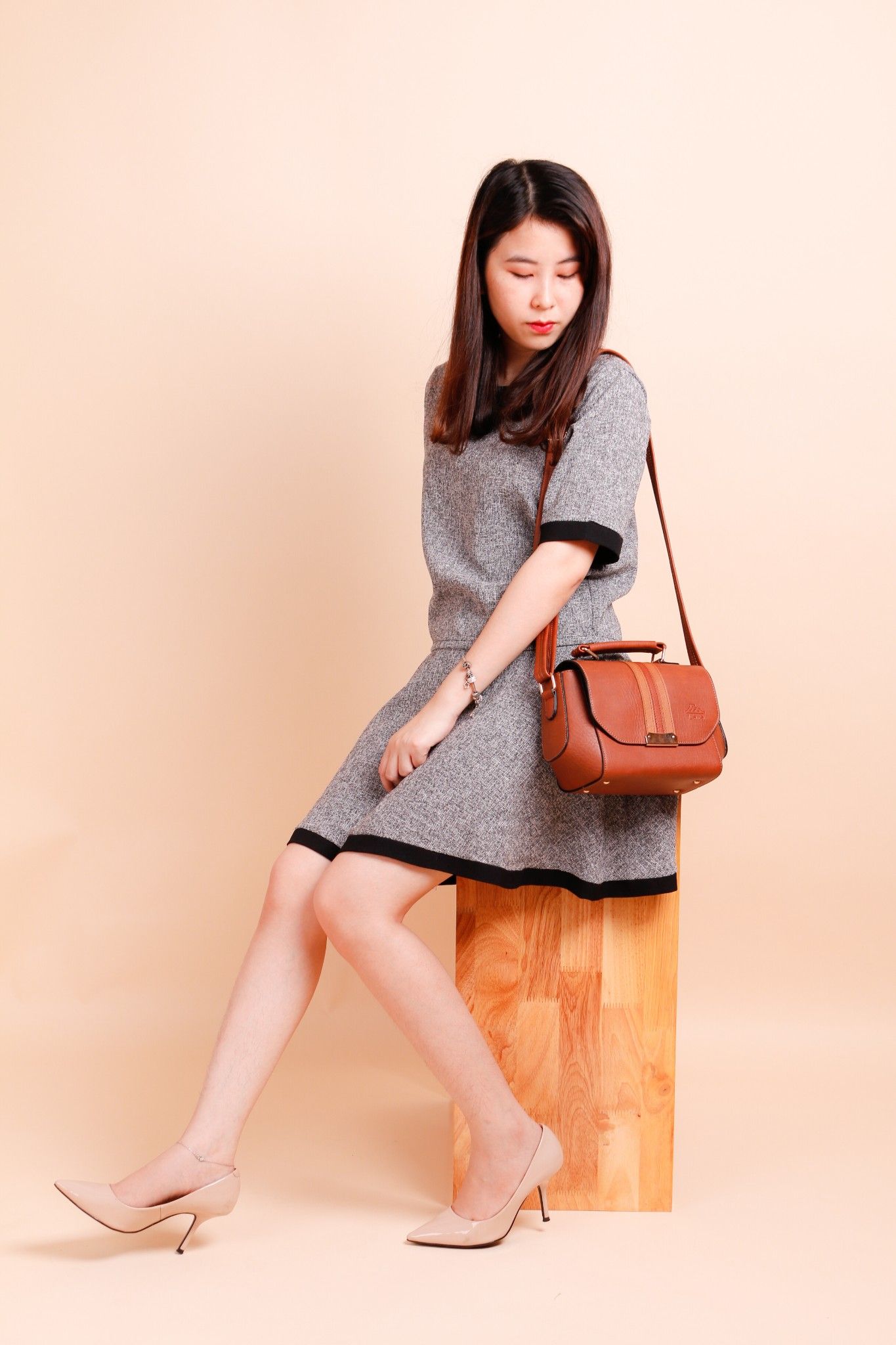 Túi đeo chéo nữ LATA HN58 màu bò đậm