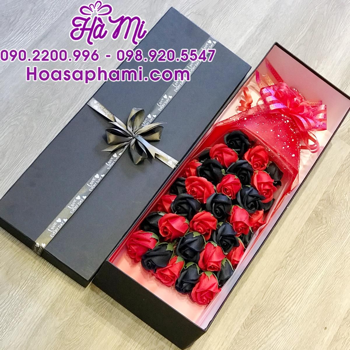 Hộp hoa hồng sáp 33 bông đỏ đen