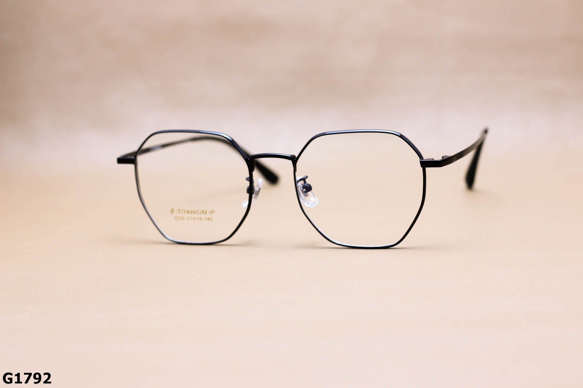 Gọng Kính Cận Đa Giác Thời Trang Unisex, Chất B-Titanium Cao Cấp Thanh Mảnh - G1792