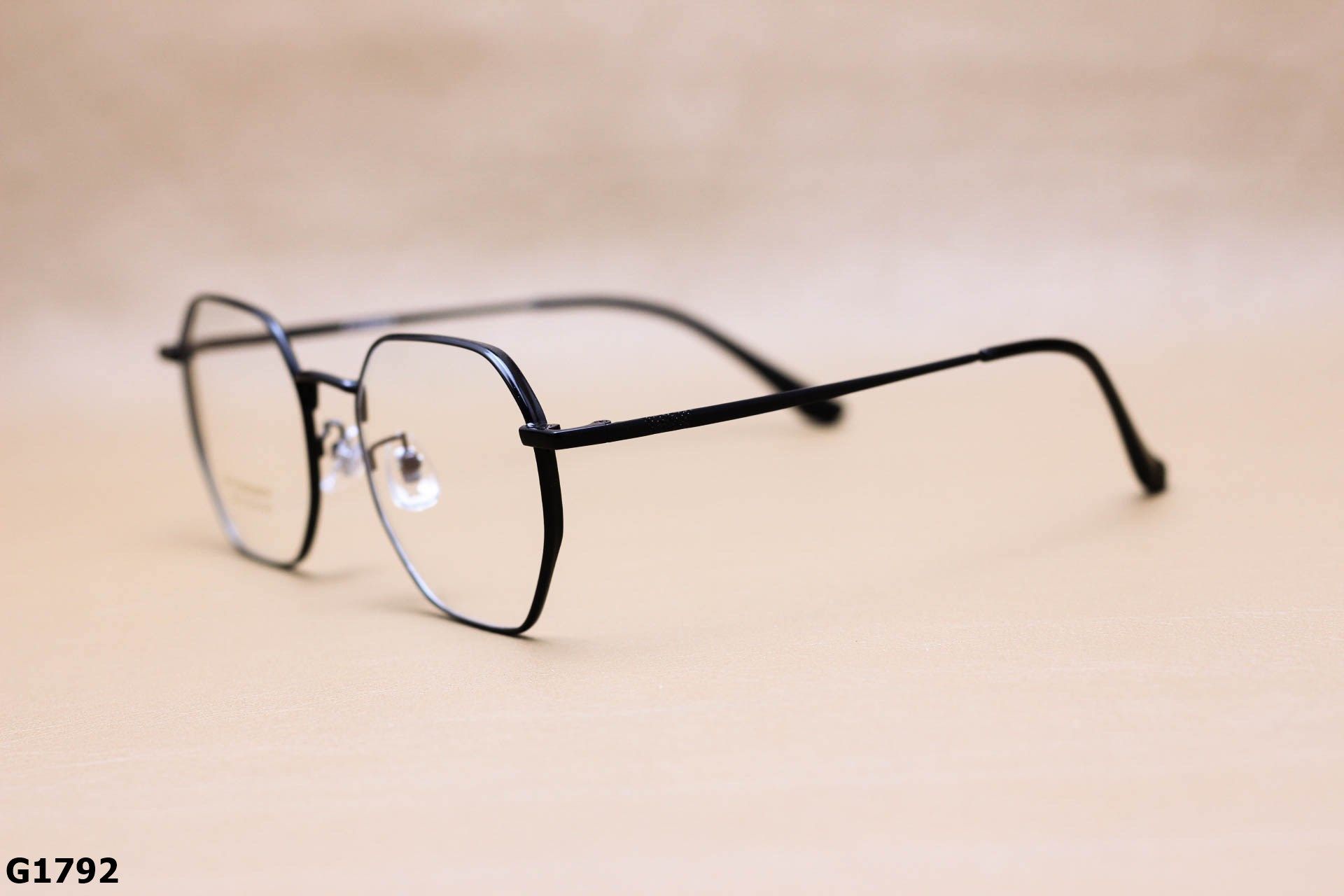 Gọng Kính Cận Đa Giác Thời Trang Unisex, Chất B-Titanium Cao Cấp Thanh Mảnh - G1792