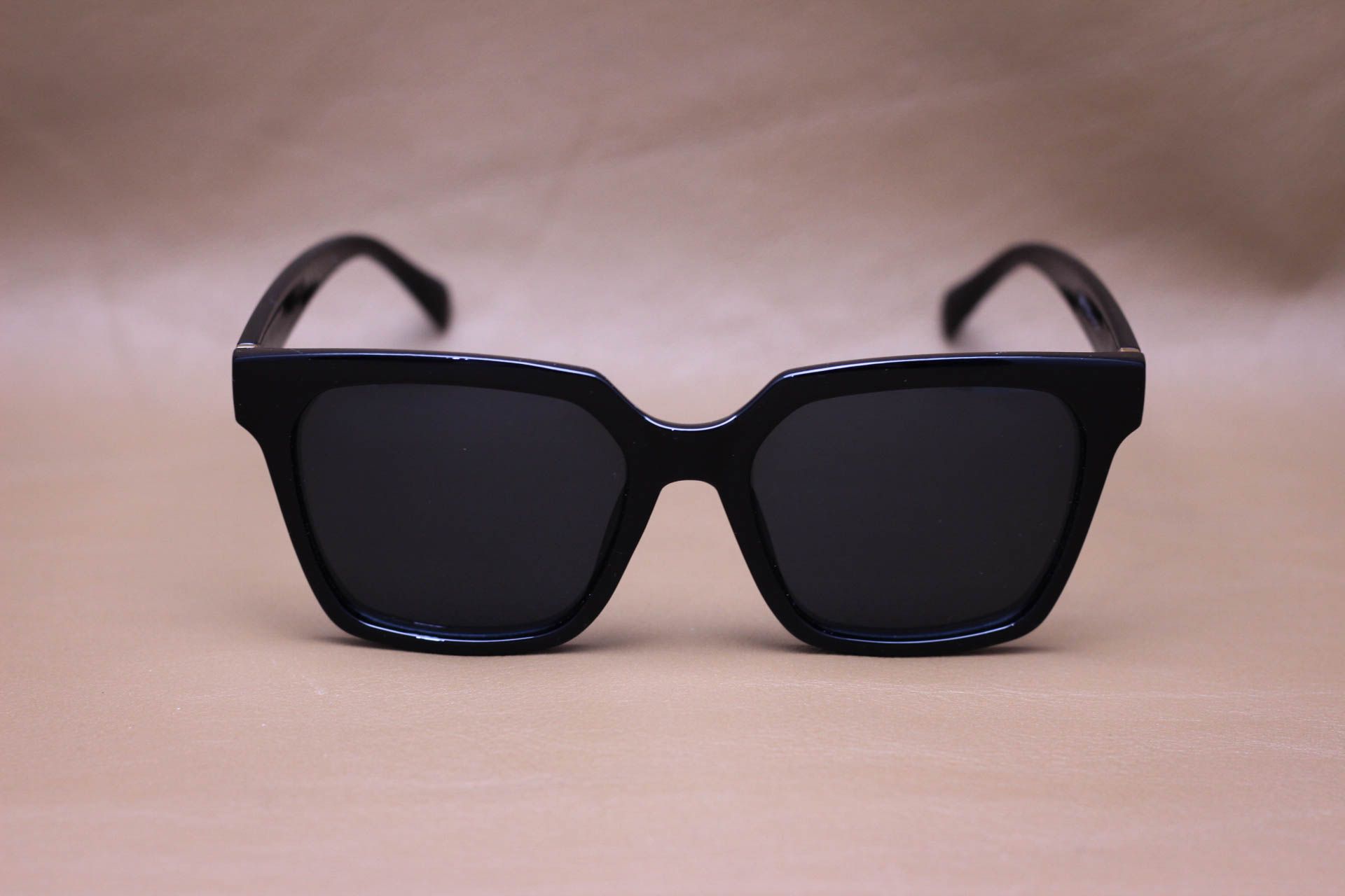 Kính Mát Nhựa Dáng Vuông Bầu To Thời Trang Unisex - MN1038