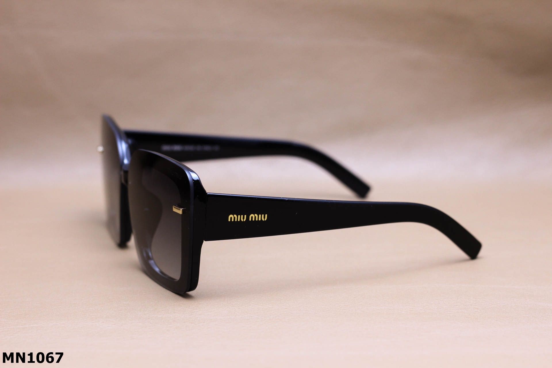 Kính Mát Nhựa Dáng Vuông Bản To Unisex - MN1067